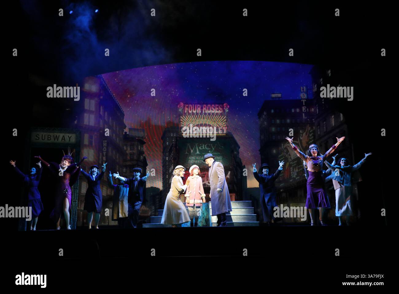 Sydney, Australien. März 2025. Erster Blick auf die neue australische Produktion von Annie, einem der beliebtesten Musicals aller Zeiten, das seine australische Tour im Capitol Theatre in Sydney, Campbell Street, Haymarket beginnt. Im Bild: Die Besetzung spielt NYC, Amanda Lea LaVergne spielt Grace Farrell, Stephanie McNamara spielt Annie und Anthony Warlow spielt Oliver „Daddy“ Warbucks. Richard Milnes/Alamy Live News Stockfoto