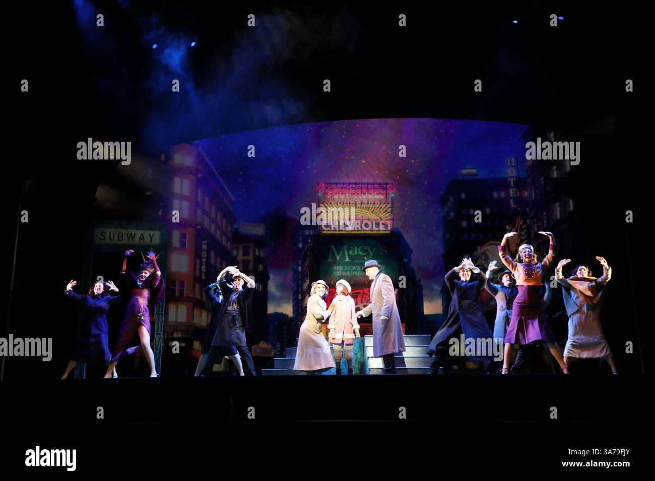 Sydney, Australien. März 2025. Erster Blick auf die neue australische Produktion von Annie, einem der beliebtesten Musicals aller Zeiten, das seine australische Tour im Capitol Theatre in Sydney, Campbell Street, Haymarket beginnt. Im Bild: Die Besetzung spielt NYC, Amanda Lea LaVergne spielt Grace Farrell, Stephanie McNamara spielt Annie und Anthony Warlow spielt Oliver „Daddy“ Warbucks. Richard Milnes/Alamy Live News Stockfoto