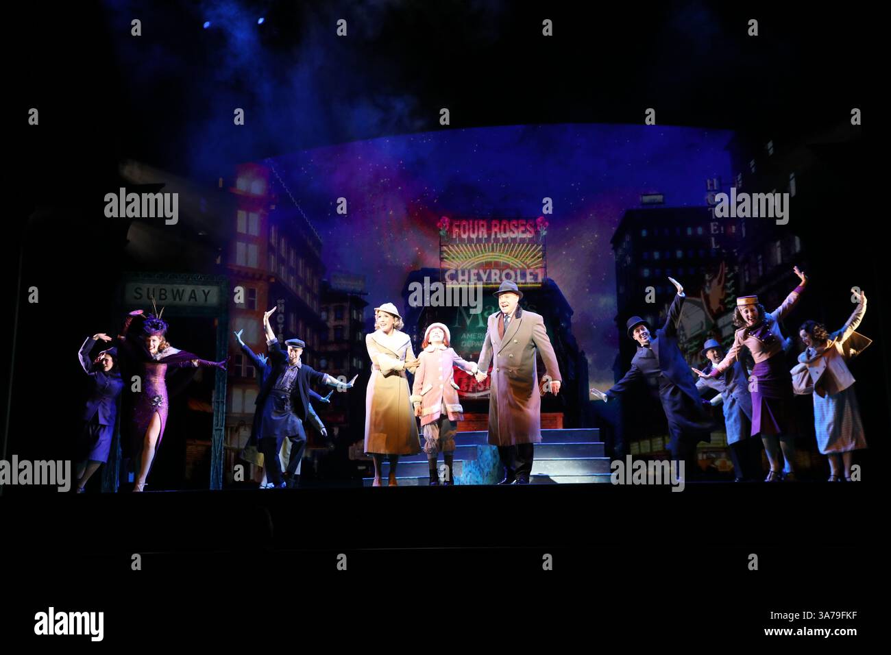 Sydney, Australien. März 2025. Erster Blick auf die neue australische Produktion von Annie, einem der beliebtesten Musicals aller Zeiten, das seine australische Tour im Capitol Theatre in Sydney, Campbell Street, Haymarket beginnt. Im Bild: Die Besetzung spielt NYC, Amanda Lea LaVergne spielt Grace Farrell, Stephanie McNamara spielt Annie und Anthony Warlow spielt Oliver „Daddy“ Warbucks. Richard Milnes/Alamy Live News Stockfoto