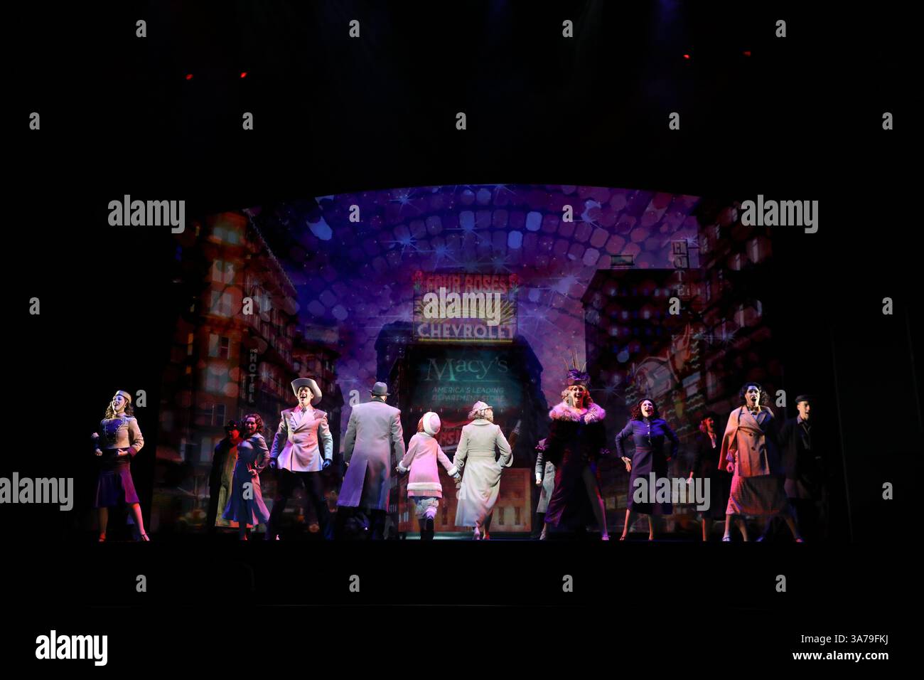 Sydney, Australien. März 2025. Erster Blick auf die neue australische Produktion von Annie, einem der beliebtesten Musicals aller Zeiten, das seine australische Tour im Capitol Theatre in Sydney, Campbell Street, Haymarket beginnt. Im Bild: Die Besetzung spielt NYC, Amanda Lea LaVergne spielt Grace Farrell, Stephanie McNamara spielt Annie und Anthony Warlow spielt Oliver „Daddy“ Warbucks. Richard Milnes/Alamy Live News Stockfoto