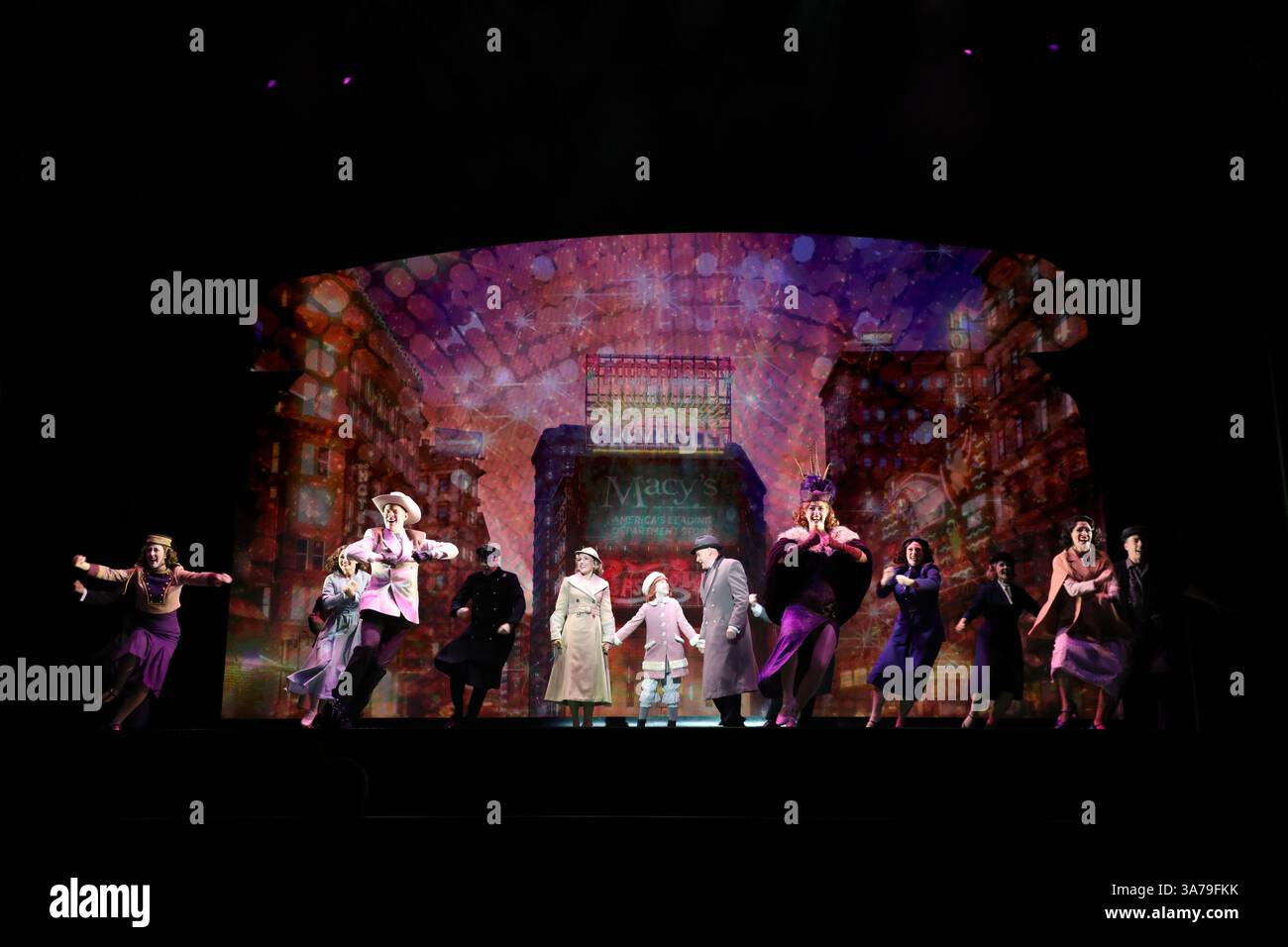 Sydney, Australien. März 2025. Erster Blick auf die neue australische Produktion von Annie, einem der beliebtesten Musicals aller Zeiten, das seine australische Tour im Capitol Theatre in Sydney, Campbell Street, Haymarket beginnt. Im Bild: Die Besetzung spielt NYC, Amanda Lea LaVergne spielt Grace Farrell, Stephanie McNamara spielt Annie und Anthony Warlow spielt Oliver „Daddy“ Warbucks. Richard Milnes/Alamy Live News Stockfoto