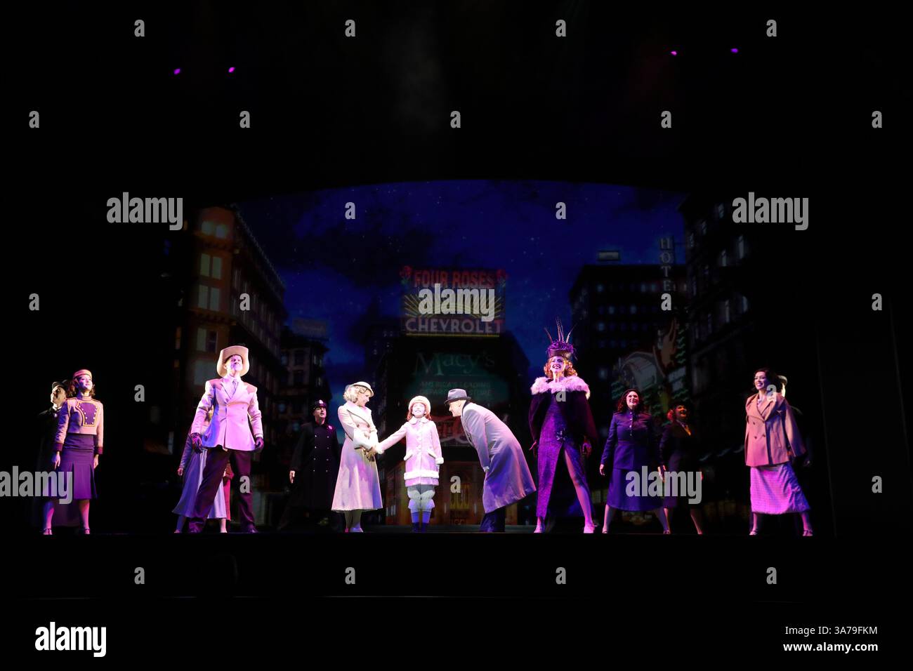 Sydney, Australien. März 2025. Erster Blick auf die neue australische Produktion von Annie, einem der beliebtesten Musicals aller Zeiten, das seine australische Tour im Capitol Theatre in Sydney, Campbell Street, Haymarket beginnt. Im Bild: Die Besetzung spielt NYC, Amanda Lea LaVergne spielt Grace Farrell, Stephanie McNamara spielt Annie und Anthony Warlow spielt Oliver „Daddy“ Warbucks. Richard Milnes/Alamy Live News Stockfoto