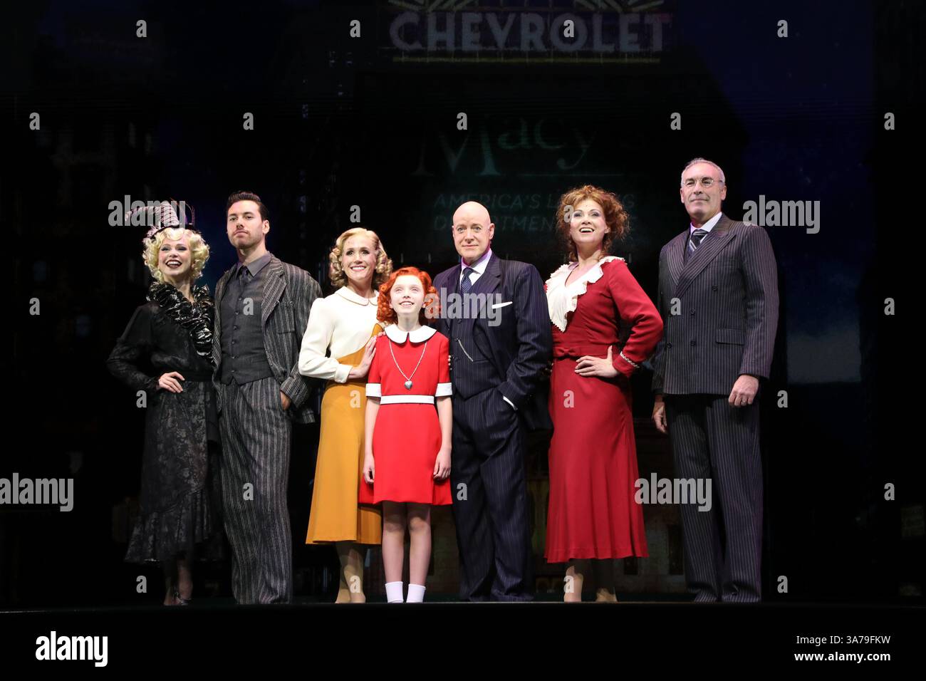 Sydney, Australien. März 2025. Erster Blick auf die neue australische Produktion von Annie, einem der beliebtesten Musicals aller Zeiten, das seine australische Tour im Capitol Theatre in Sydney, Campbell Street, Haymarket beginnt. Im Bild: Besetzung für ein Foto am Ende der Medienvorschau, l-r Mackenzie Dunn als Lily St. Regis, Keanu Gonzalez als „Rooster“ Hannigan, Amanda Lea LaVergne als Grace Farrell, Stephanie McNamara als Annie, Anthony Warlow als Oliver „Daddy“ Warbucks, Debora Krizak als Miss Hannigan und ehemaliger Wiggle Greg Page als Präsident Roosevelt. Quelle: Richard Milnes/Alamy Live Ne Stockfoto