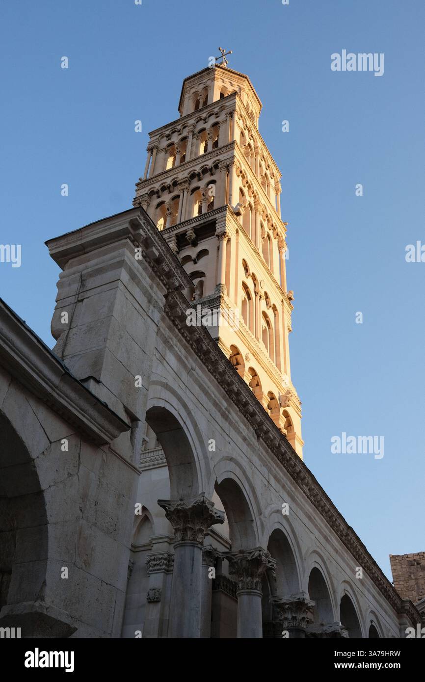 Die Menschenmenge versammelt sich am Péristyl-Platz im Diokletian-Palast in Split, Kroatien. Eine historische UNESCO-Stätte mit römischer Architektur und lebendiger Atmosphäre. Stockfoto
