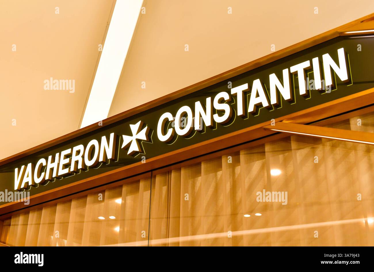 BANGKOK, THAILAND, 24. März 2025 : Schild auf der Vorderseite eines Vacheron Constantin Ladens in Siam Paragon Stockfoto