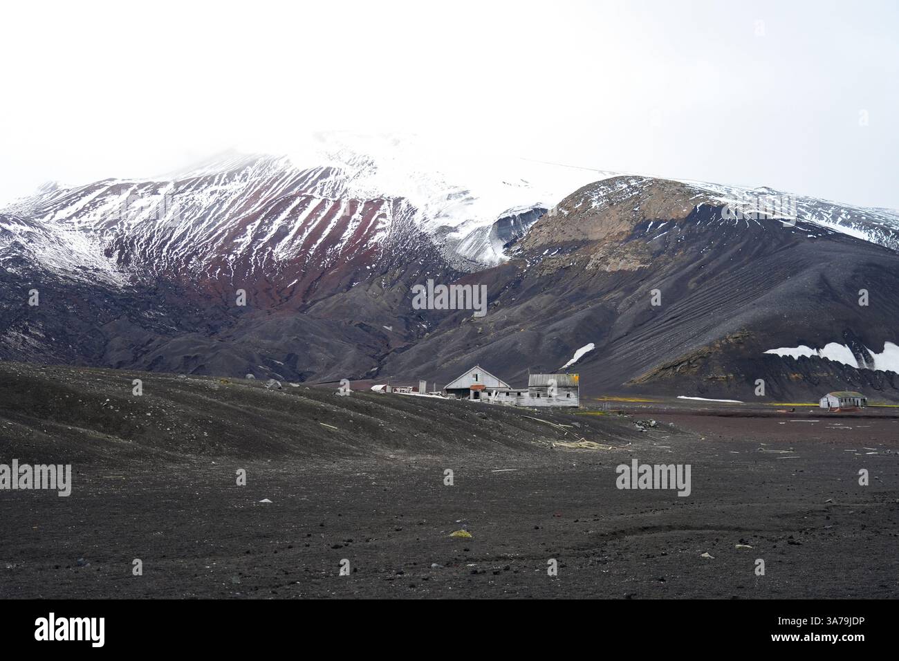Überreste der Hektor Waling Station in Port Foster, einem natürlichen Hafen in der Caldera eines aktiven Vulkans, der Deception Island im Sout bildet Stockfoto