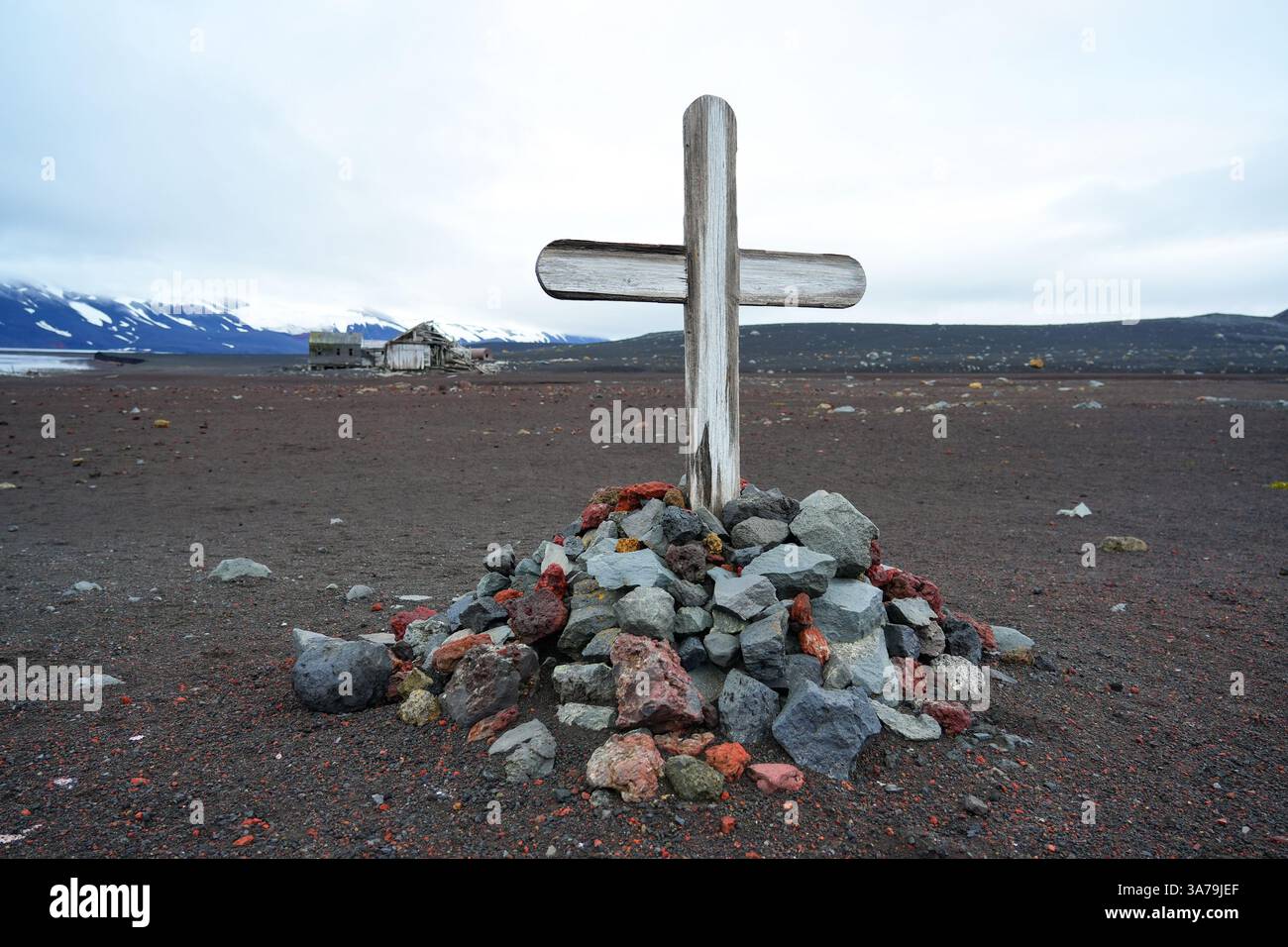 Grab norwegischer Walfänger am schwarzen Sandstrand von Deception Island in den südlichen Shetlands in der Antarktis Stockfoto