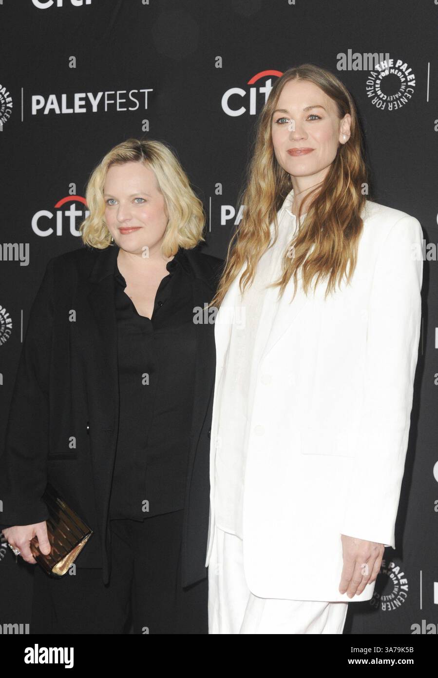 CA. 26. März 2025. Elizabeth Moss, Yvonne Strahovski bei Arrivals for THE HANDMAID's STORY im PaleyFest LA, Dolby Theater in Hollywood, Los Angeles, CA, 26. März 2025. Quelle: Elizabeth Goodenough/Everett Collection/Alamy Live News Stockfoto
