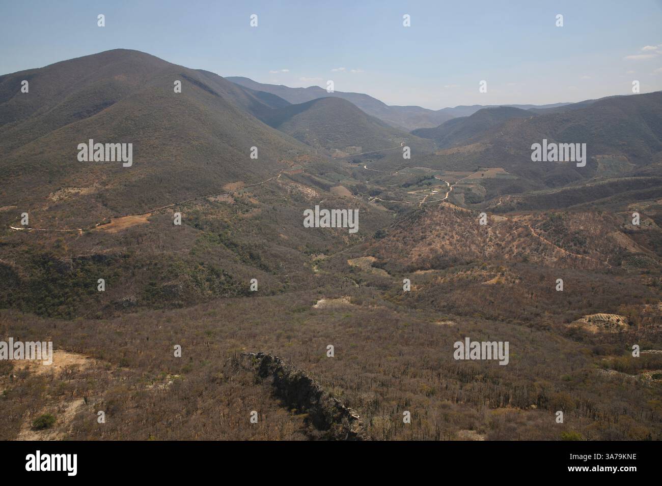 Die Berge um Hierve el Agua, eine geologische Formation, sind abgebildet. Hierve el Agua besteht aus zwei weißen versteinerten Wasserfällen, die von Quellen erzeugt werden, deren Wasser mit Calciumcarbonat und anderen Mineralien übersättigt ist. (Foto: Apolline Guillerot-Malick/SOPA Images/SIPA USA) Credit: SIPA US/Alamy Live News Stockfoto