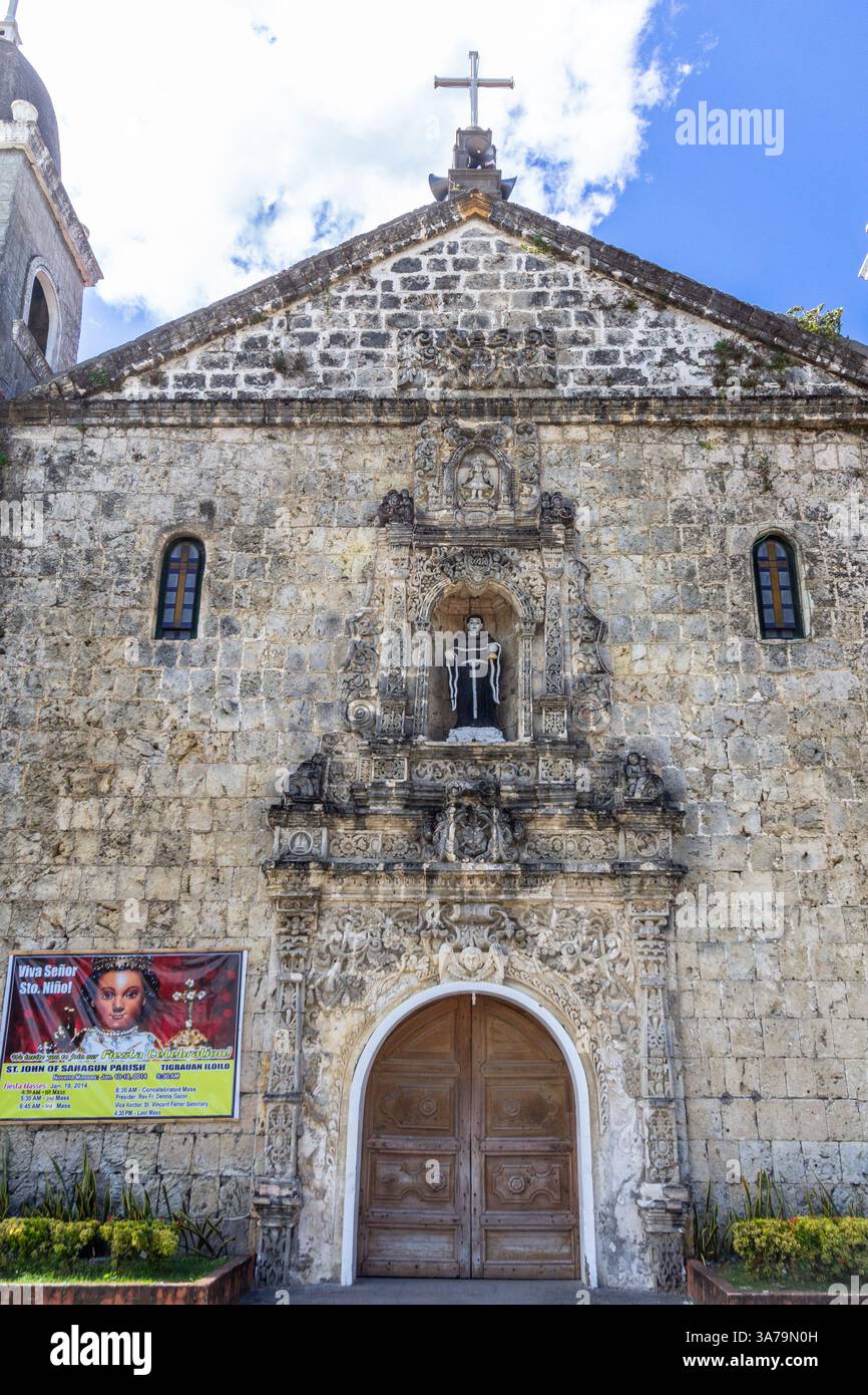 Detail des reich geschnitzten Basreliefs an der Fassade der San Juan de Sahagun Parish Church, auch bekannt als Tigbauan Church, in Iloilo, Philippinen Stockfoto