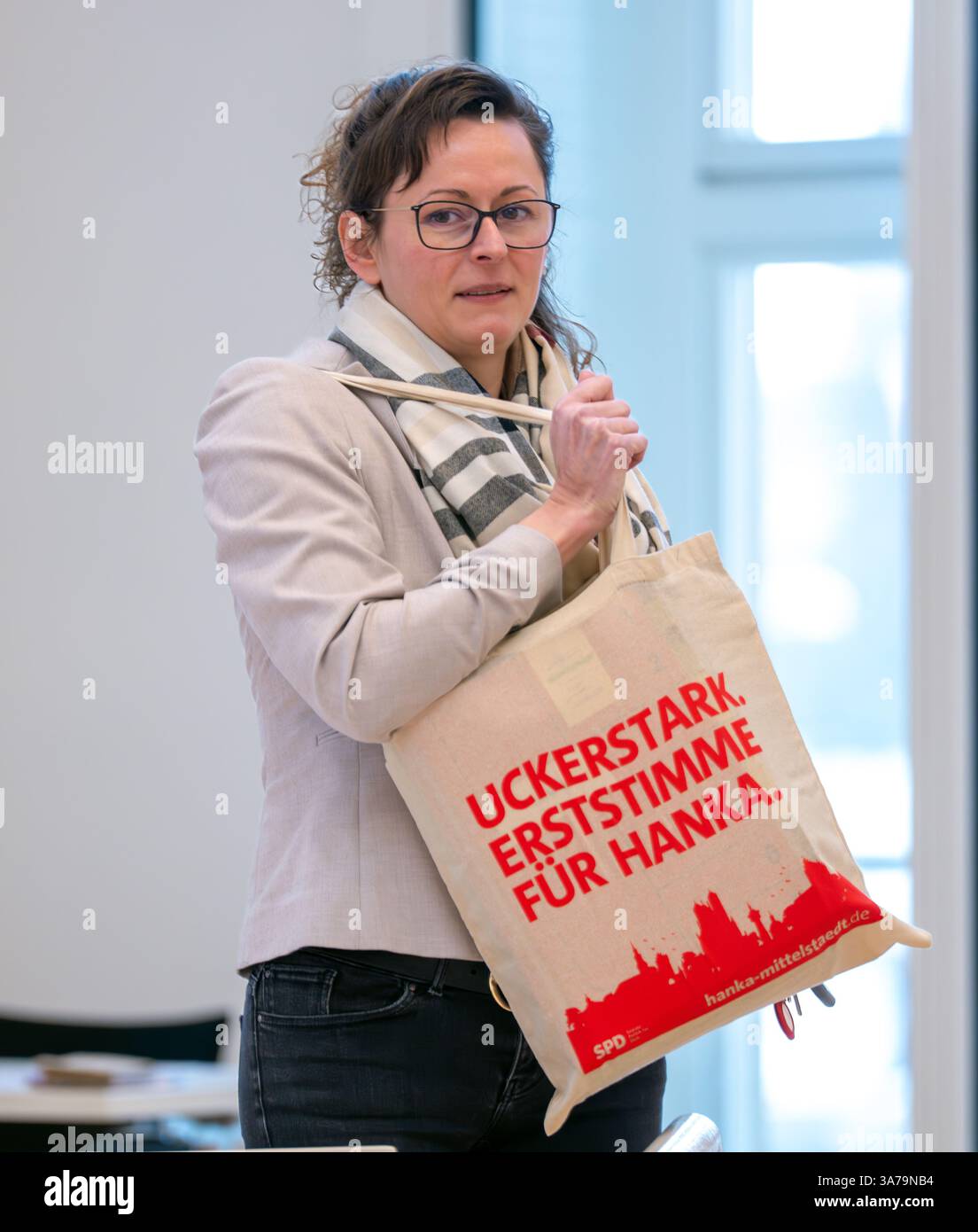 Potsdam, Deutschland. März 2025. Hanka Mittelstädt (SPD), brandenburgische Ministerin für Landwirtschaft, Ernährung, Umwelt und Verbraucherschutz, kommt mit einer Tasche mit den Worten "Uckerstark. Erste Abstimmung für Hanka' Credit: Soeren Stache/dpa/Alamy Live News Stockfoto