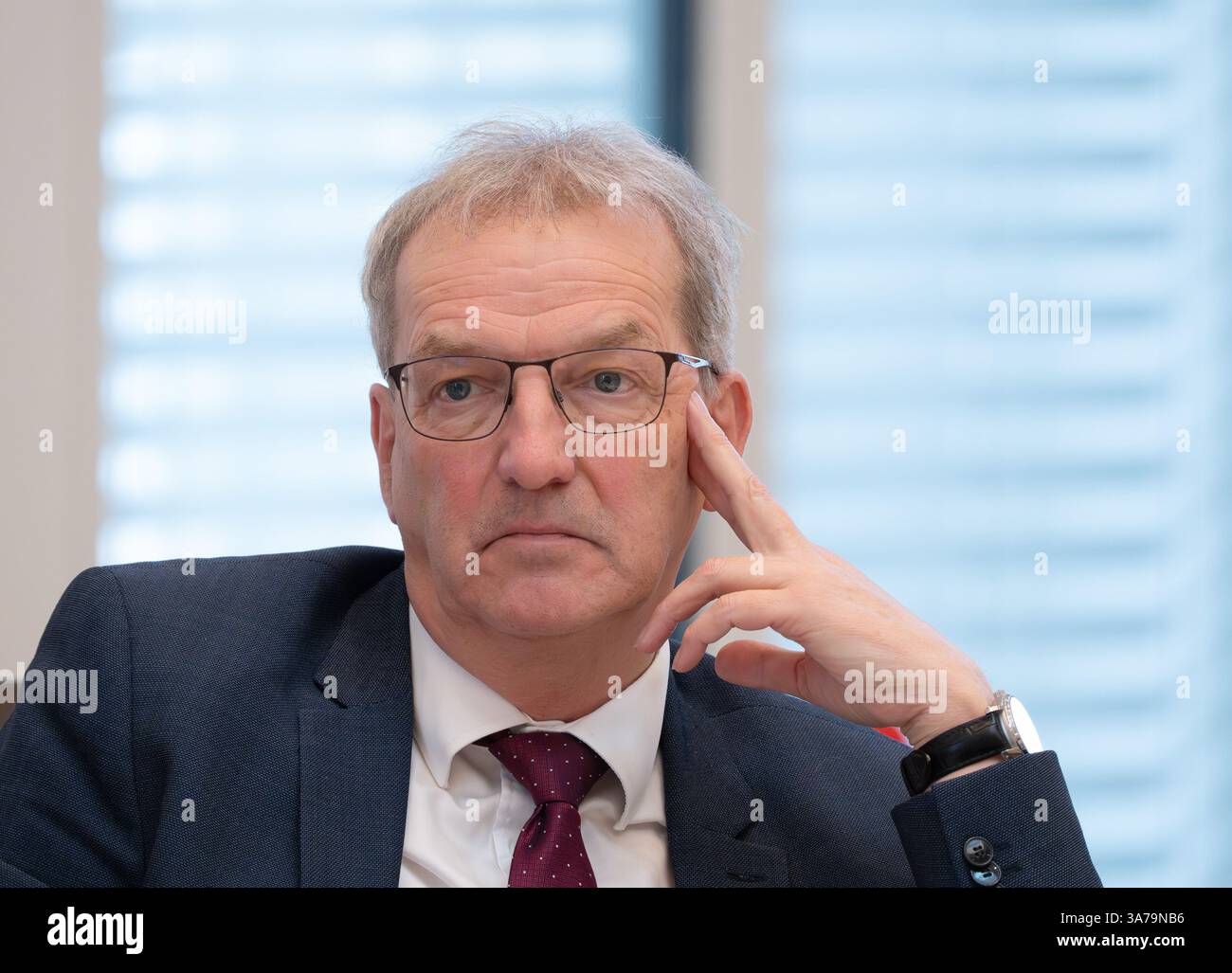 Potsdam, Deutschland. März 2025. Hendrik Fischer, Staatssekretär im brandenburgischen Ministerium für Bildung, Jugend und Sport, spricht während der Sitzung des brandenburgischen Landtags in der Fragestunde. Quelle: Soeren Stache/dpa/Alamy Live News Stockfoto