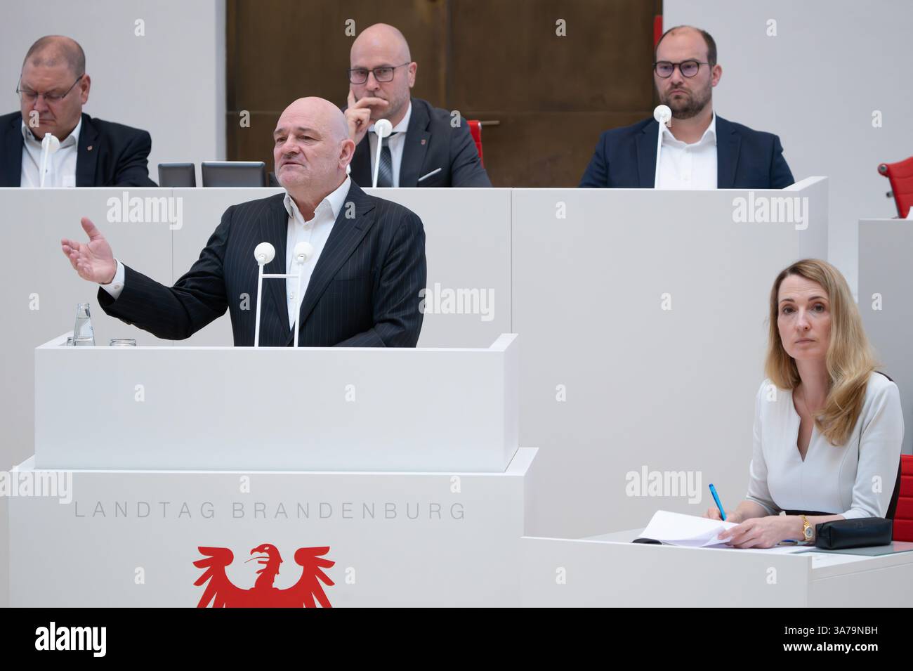 Potsdam, Deutschland. März 2025. Robert Crumbach (BSW), brandenburgischer Finanz- und Europaminister, wartet während der Fragestunde im brandenburgischen landtag auf eine Anfrage. Quelle: Soeren Stache/dpa/Alamy Live News Stockfoto