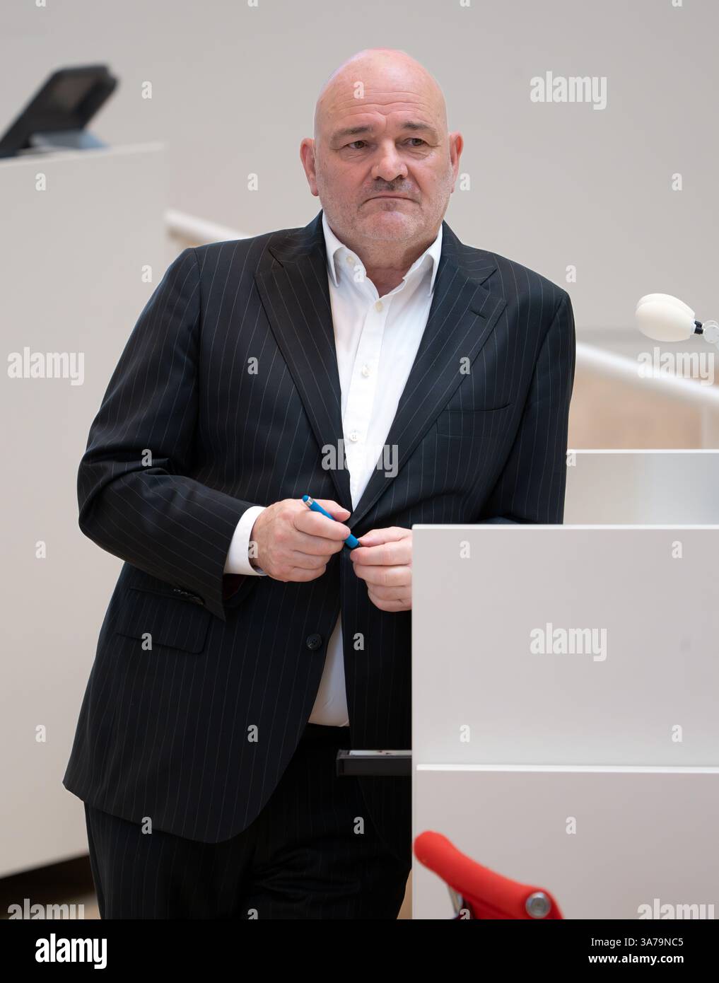 Potsdam, Deutschland. März 2025. Robert Crumbach (BSW), brandenburgischer Finanz- und Europaminister, wartet während der Fragestunde im brandenburgischen landtag auf eine Anfrage. Quelle: Soeren Stache/dpa/Alamy Live News Stockfoto