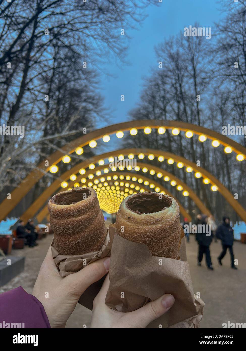 Der tschechische Trdelnik im Winter auf der Straße - Smartphone-aufgenommenes Stockfoto
