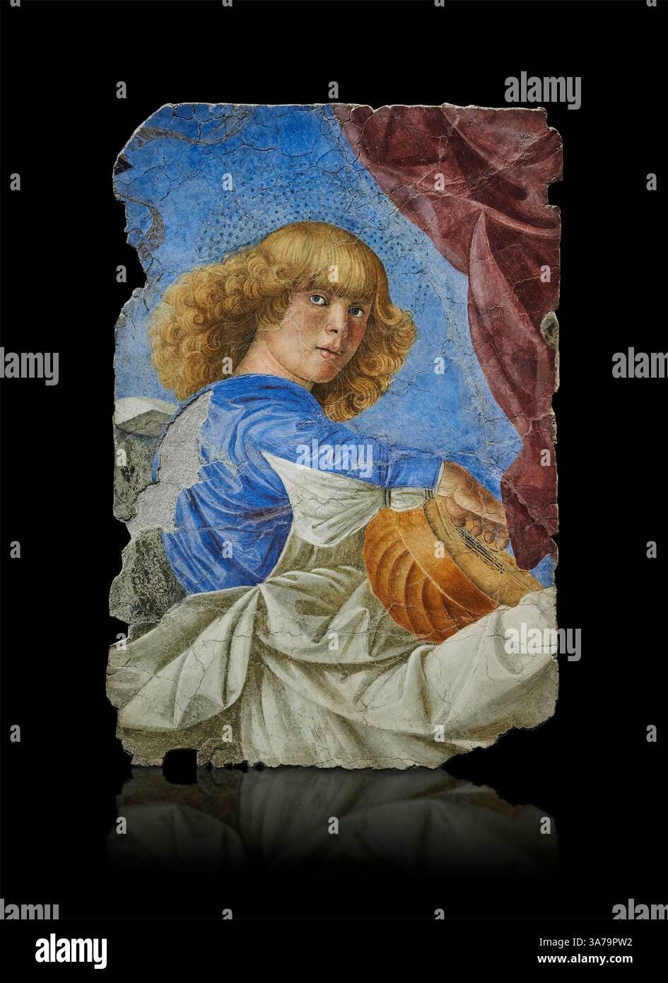 Fragment eines Deckenfreskos der Renaissance-Apsis, das einen jungen Engel darstellt, der eine Beute mit Kleidung und Haaren im Renaissance-Stil verblasst. Aus dem entfernt Stockfoto