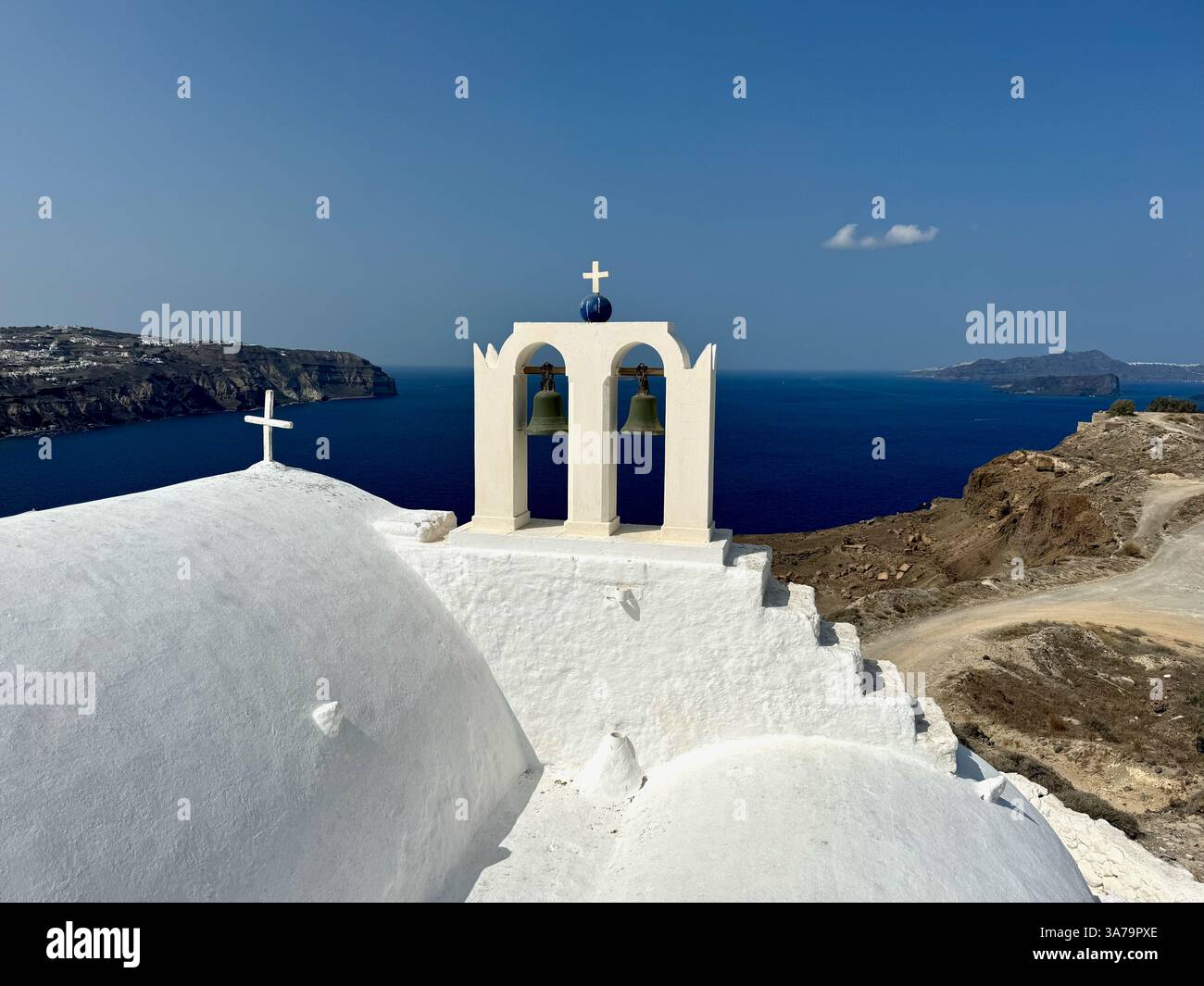 Das Dach und der Glockenturm einer Privatkirche im Stadtteil Megalochori, Santorin, Griechenland. - Smartphone-aufgenommenes Stockfoto