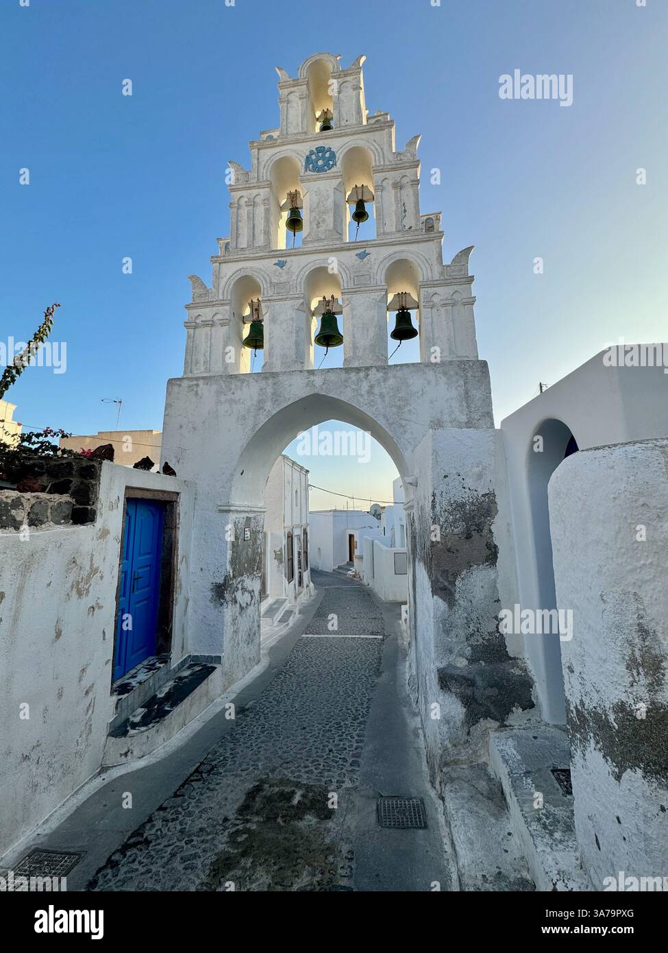 Der Glockenturm des Dorfes Megalochori, Santorin, Griechenland - Smartphone-aufgenommenes Stockfoto