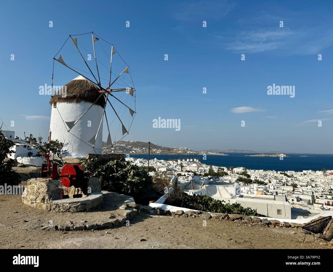 Ein Blick über die Stadt Mykonos und zum Meer vom Hügel hoch bei Bonis Windmühle. - Smartphone-aufgenommenes Stockfoto