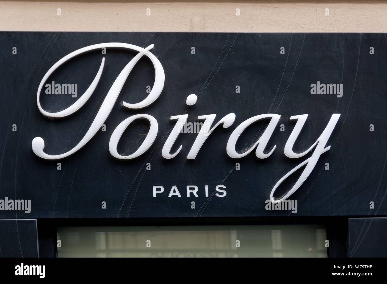 Schild und Logo auf einer Poiray Boutique, Paris, Frankreich. Poiray Paris ist ein französisches Schmuck- und Luxusuhrmacherhaus Stockfoto