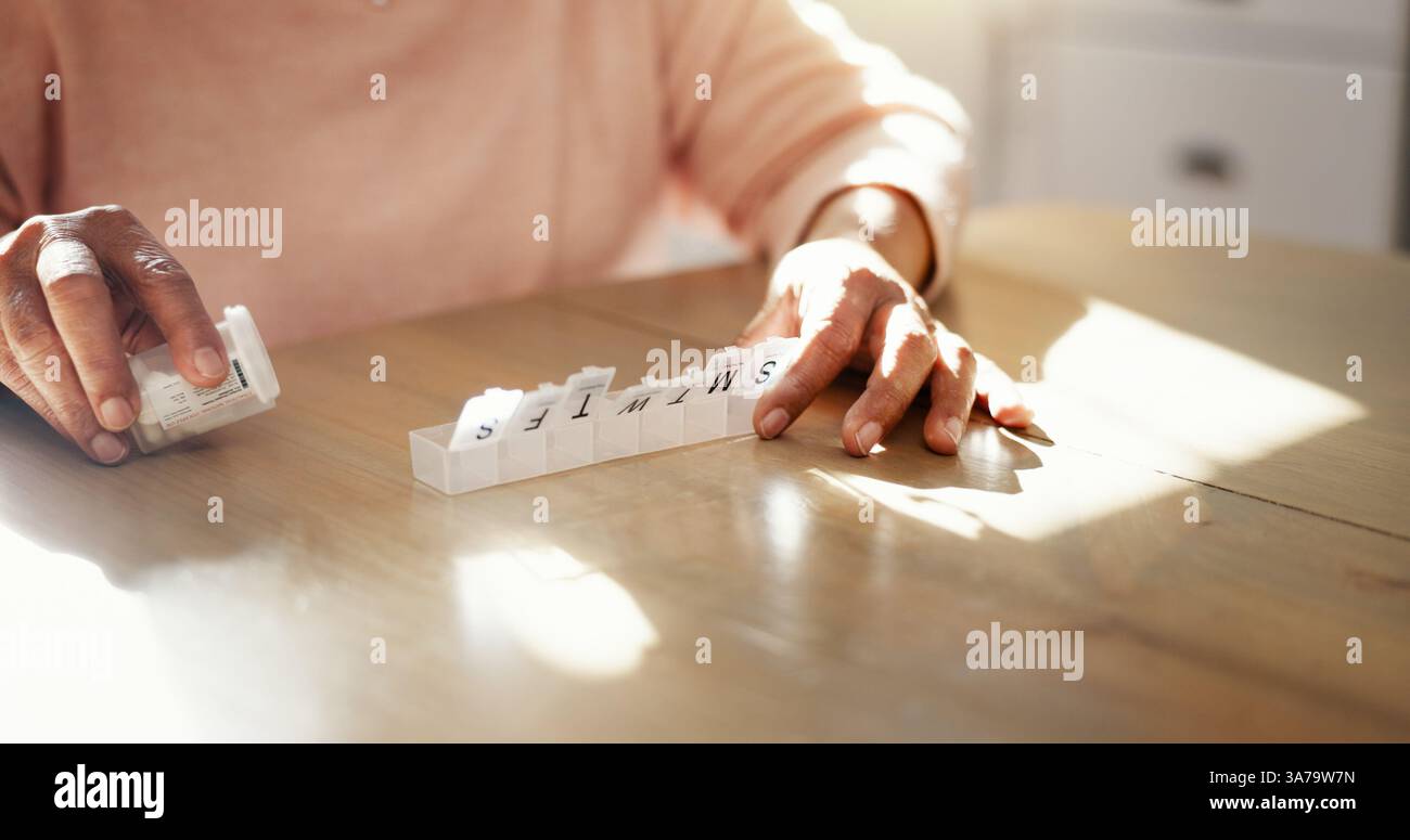 Ältere Menschen, Hände und Pillen Behälter zu Hause für verschreibungspflichtige Medikamente, Tabletten Dosierung oder Gesundheitsmanagement. Senior Person, Medizin und Kapsel Stockfoto