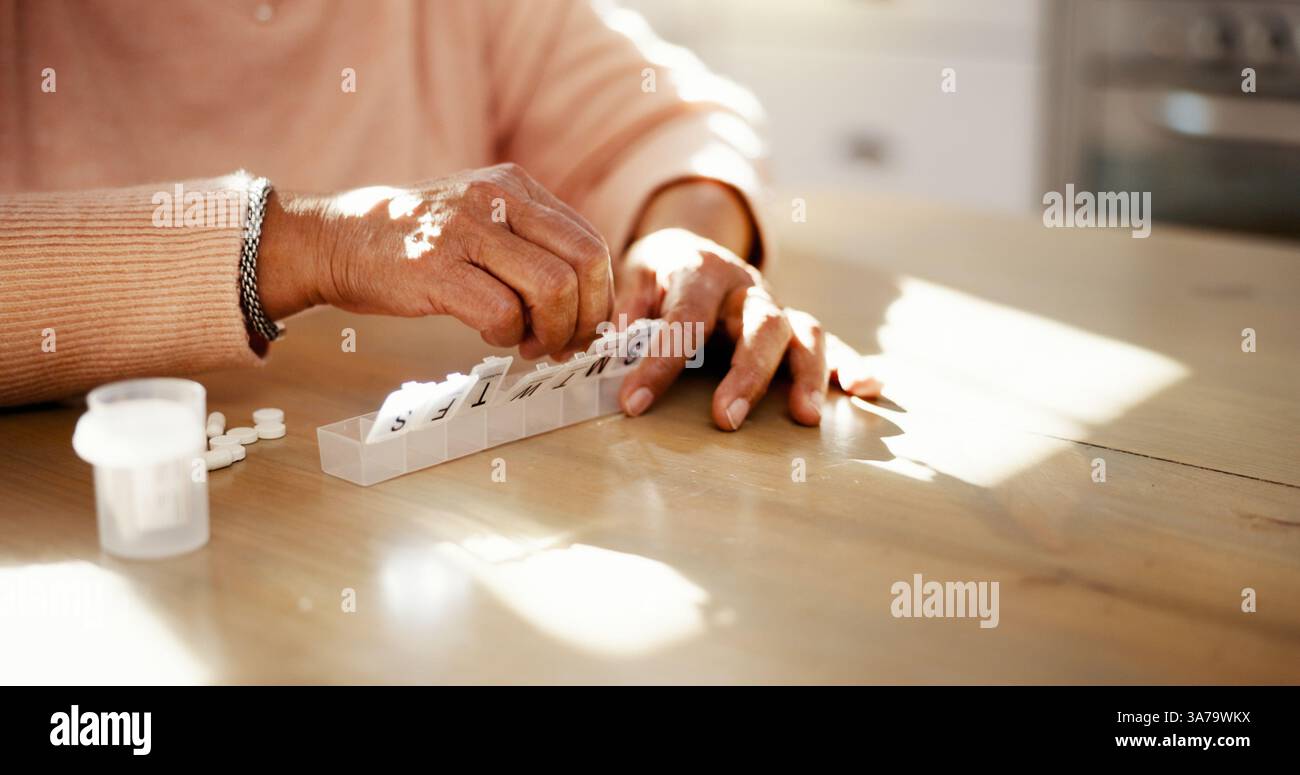 Senioren, Hände und Pillen Behälter zu Hause für verschreibungspflichtige Medikamente, Tabletten Dosierung oder Gesundheitsmanagement. Alter Mensch, Medizin und Kapsel Stockfoto