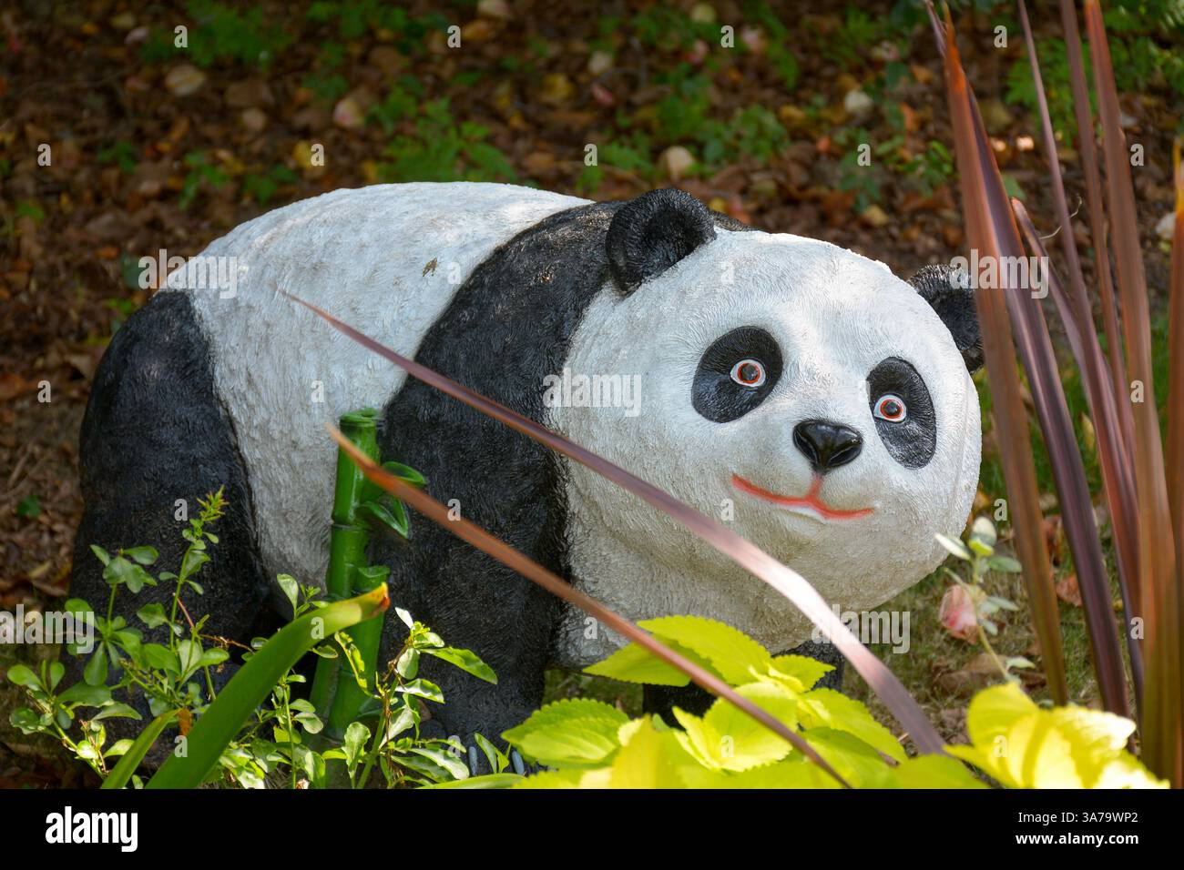 Ein süßer, künstlicher Riesenpanda in einem öffentlichen chinesischen Park. Stockfoto