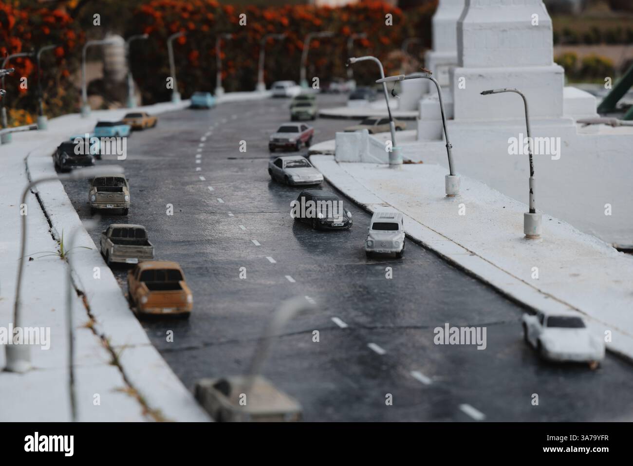 Eine Miniatur-Straßenszene der Stadt zeigt lebendige Autos und bezaubernde Straßenlaternen in Kunst und Design Stockfoto