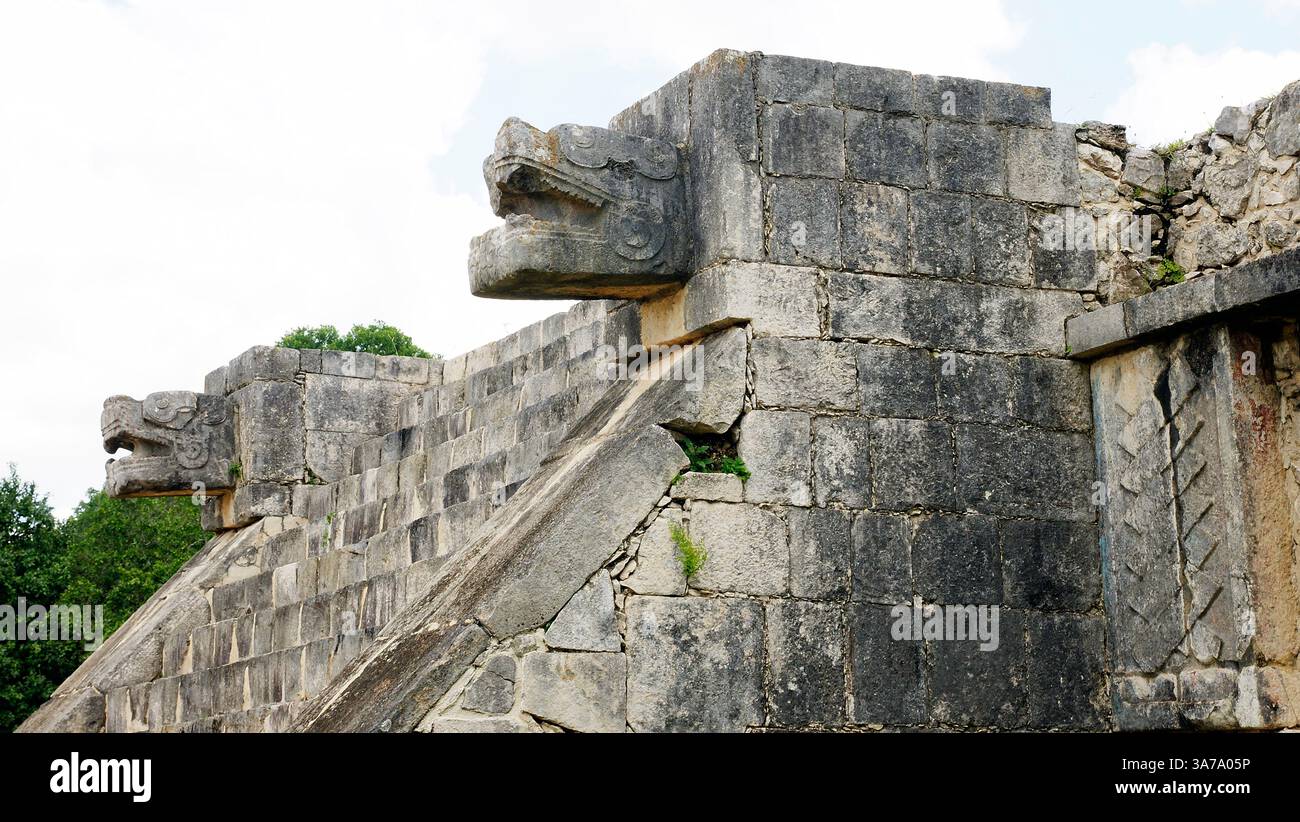 Mexiko. Yucatan. Chichén Itza. Die Venus-Plattform. Zeremonielle Struktur, die dem Planeten Venus gewidmet ist. Jaguar Kopfskulpturen flankieren die Treppe. Stockfoto