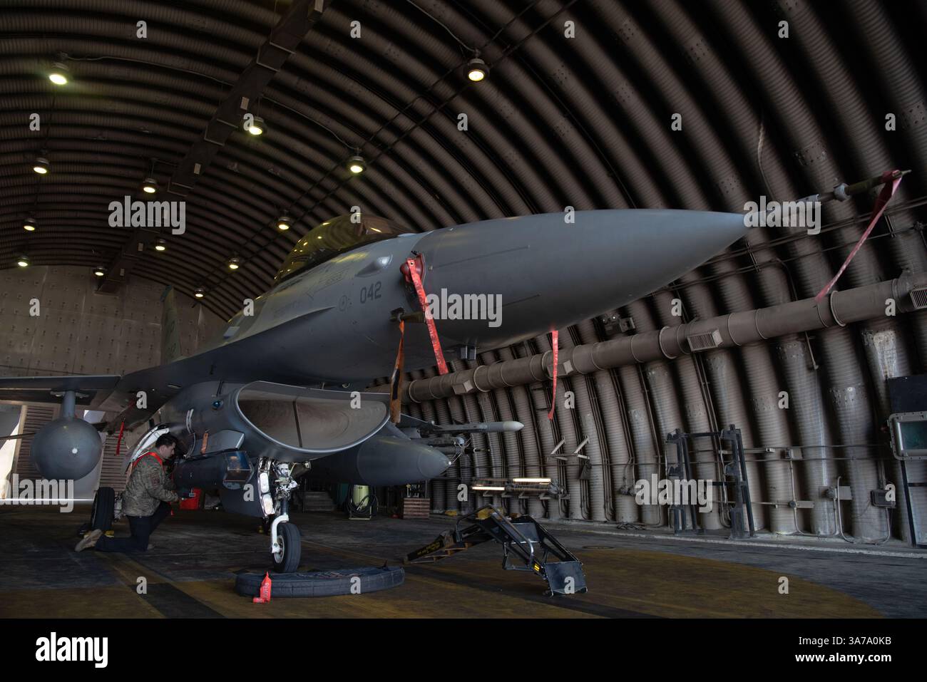 Ein F-16-Kampffalke der US-Luftwaffe, der der 36th Fighter Squadron zugeordnet ist, wird vor dem Flug Inspektionen unterzogen, bevor er am 19. März 2025 an Freedom Shield 25 auf der Osan Air Base, Republik Korea, teilnimmt. Inspektionen vor dem Flug sind von wesentlicher Bedeutung, um die Sicherheit des Piloten und des Luftfahrzeugs zu gewährleisten. Während des gesamten FS25 übten Airmen militärische Operationen aus, wobei sie einen Schwerpunkt auf realistischem Kampftraining legten. (Foto der U.S. Air Force von Staff Sgt. Dustin Braaten) Stockfoto