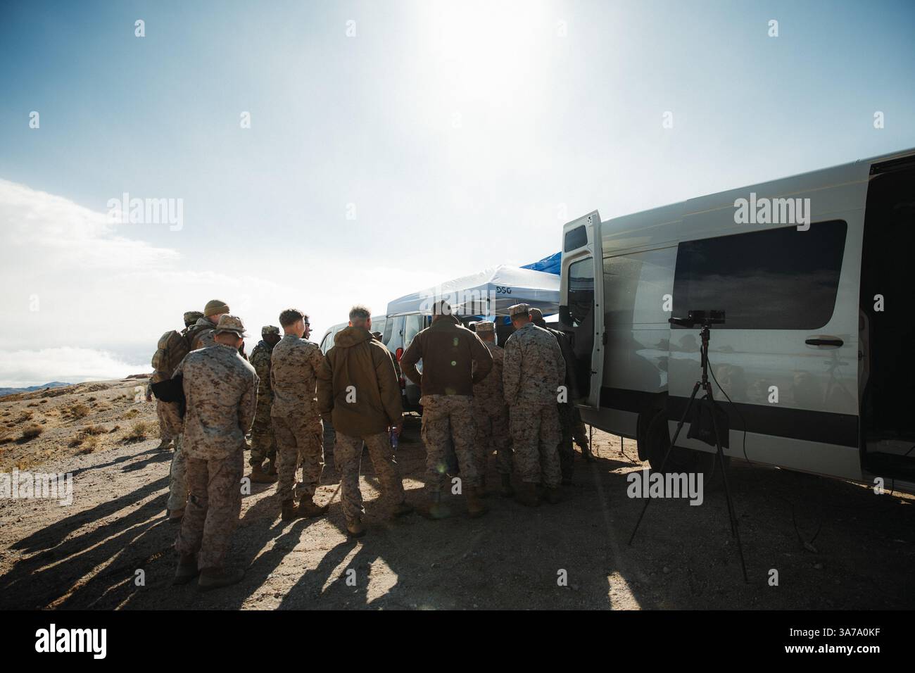 Mitglieder des US-Dienstes aus der gesamten Joint Force erhalten während einer Show auf der Range 220, Marine Corps Air-Ground Combat Center, Twentynine Palms, Kalifornien, am 12. März 2025 eine Kurzbeschreibung über die neu autorisierte N1 Archer Drohne. Die N1 Archer ist die erste FPV-Plattform, die für modulare Sprengköpfe auf der BlueUAS-Liste entwickelt wurde, die für den offiziellen Einsatz im Verteidigungsministerium zugelassen sind. Das sUAS-Showcase bot den Mitgliedern des gemeinsamen Dienstes die Möglichkeit, die Kontrollen und Fähigkeiten des N1 Archer zu erkunden. (Foto des U.S. Marine Corps von Lance CPL. Richard PerezGarcia) Stockfoto