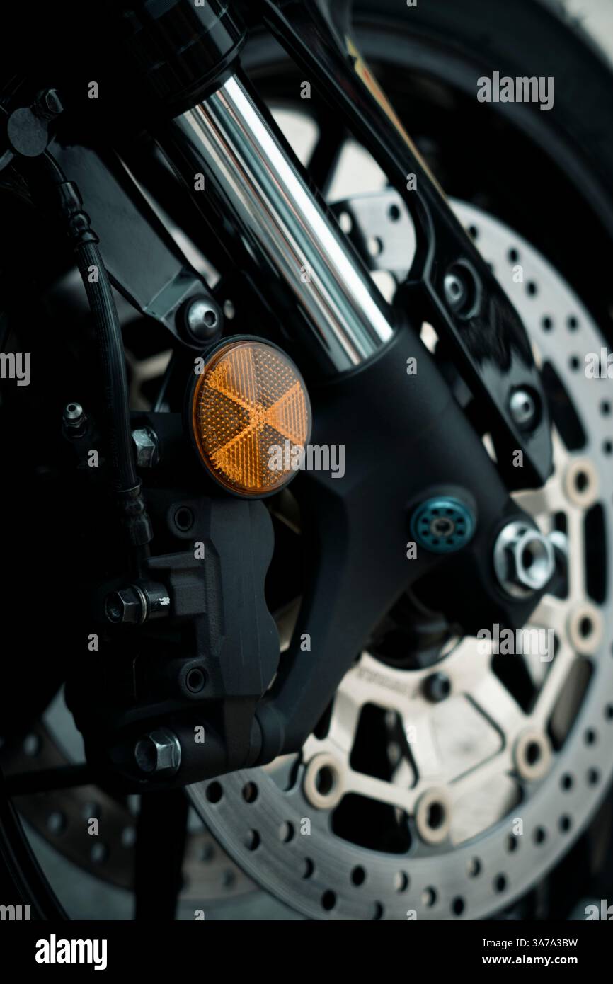 Eine Nahaufnahme der Bremsanlage eines schweren Motorrads, die seine Präzision und Langlebigkeit unterstreicht. Ideal für Anzeigen für Fahrradfahrer und Produktpräsentationen in der Automobilindustrie Stockfoto