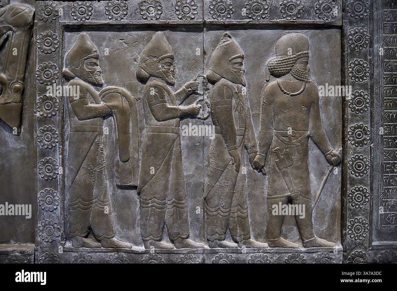 Antike persische Achämeniden Basrelief-Skulptur, die einen unbekannten Stamm von Menschen darstellt, der gekommen ist, um König Daruis, 4. Jh. v. Chr., Persepol, zu zahlen Stockfoto