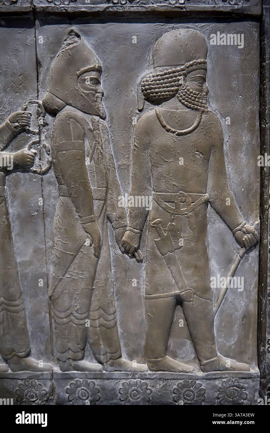 Antike persische Achämeniden Basrelief-Skulptur, die einen unbekannten Stamm von Menschen darstellt, der gekommen ist, um König Daruis, 4. Jh. v. Chr., Persepol, zu zahlen Stockfoto