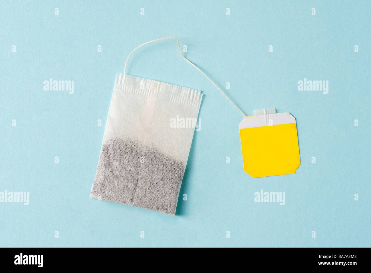 Draufsicht des Teebeutels auf blauem Hintergrund Stockfoto