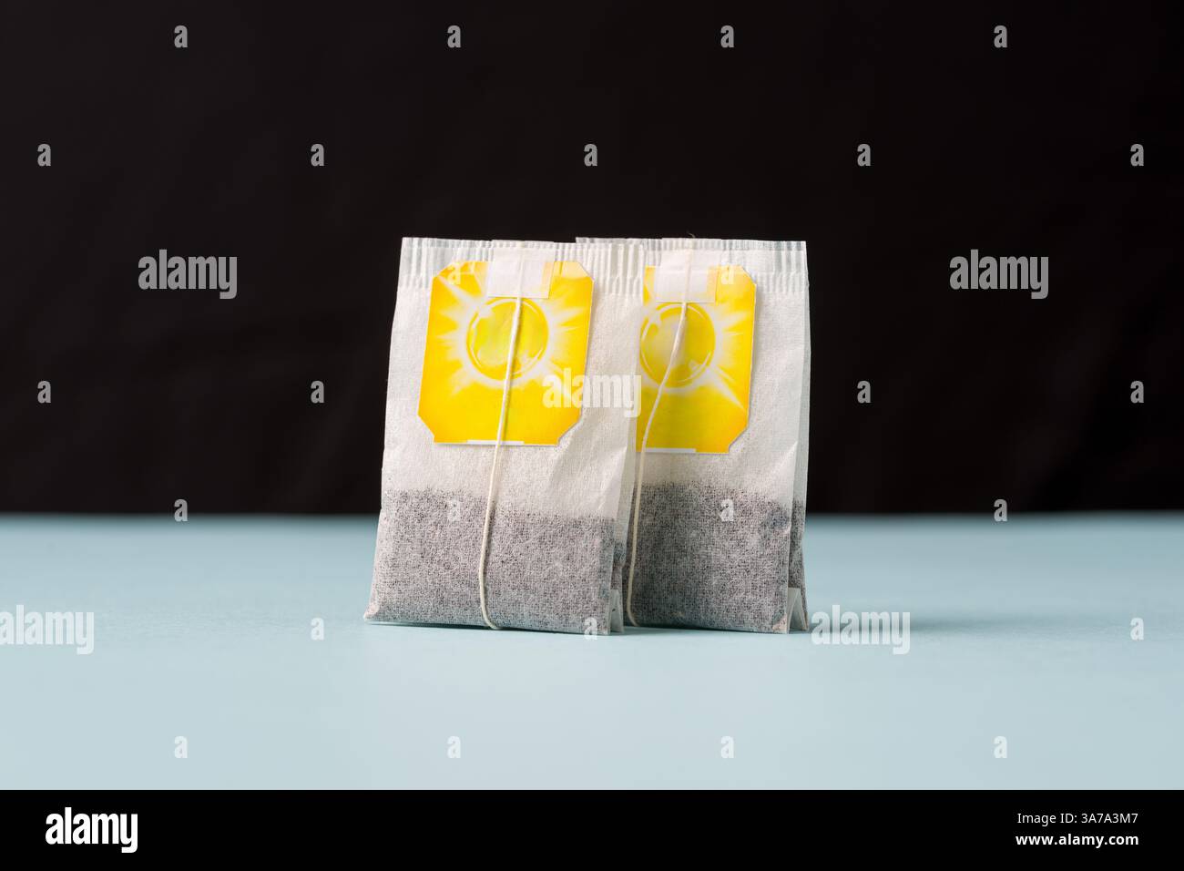 Draufsicht des Teebeutels auf blauem Hintergrund Stockfoto