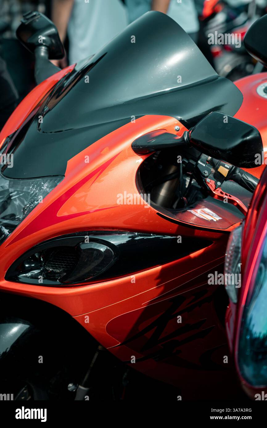Das Frontdesign eines roten schweren Motorrads unterstreicht seinen schlanken und aggressiven Look. Ideal für Biker-Lifestyle-Anzeigen und Produktpräsentationen in der Automobilindustrie. Stockfoto