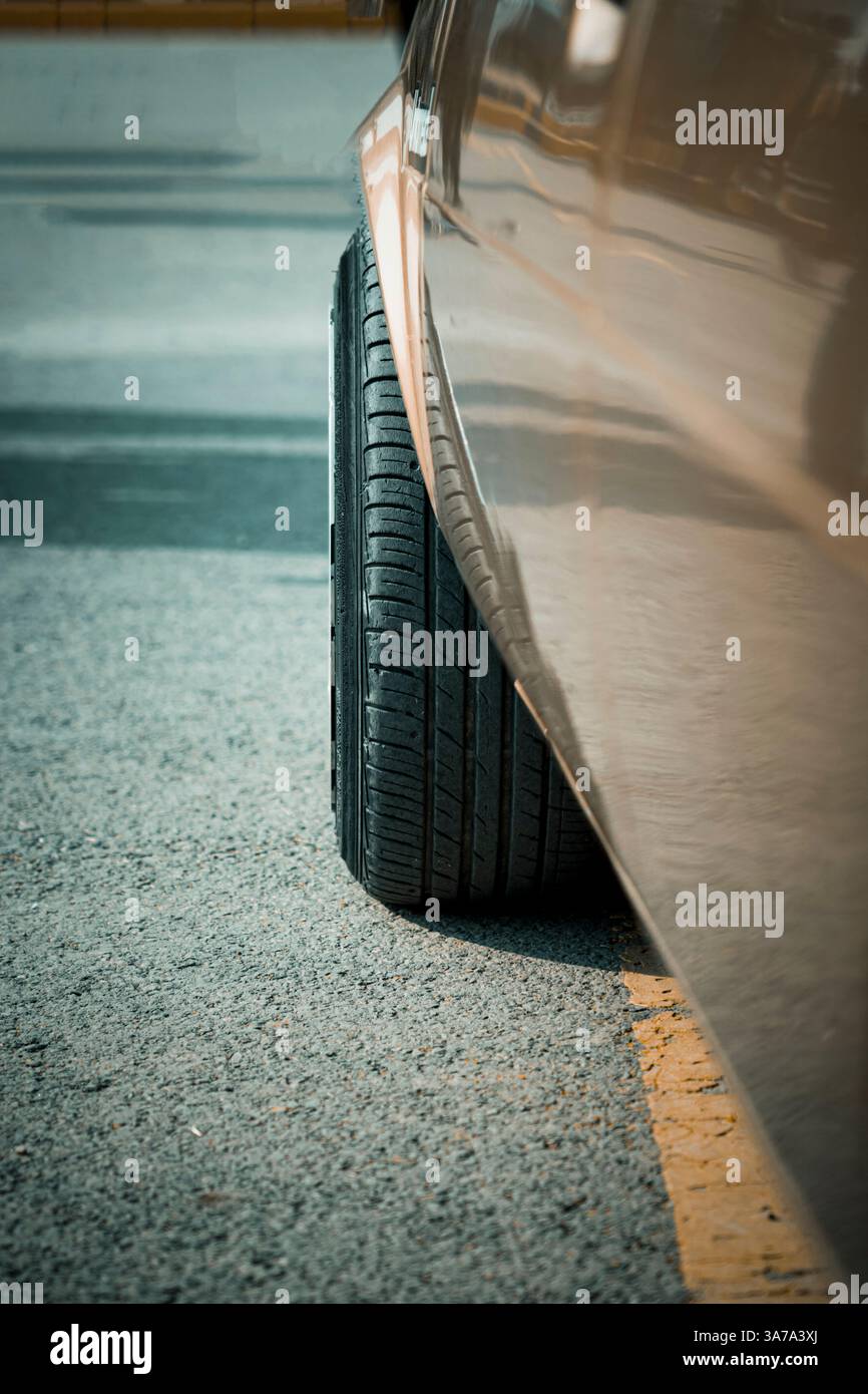 Eine Unteransicht eines Autoreifens, die seine Haltbarkeit und Leistung unterstreicht. Ideal für Automobilmarken, Anzeigen und Showcases für Enthusiasten Stockfoto