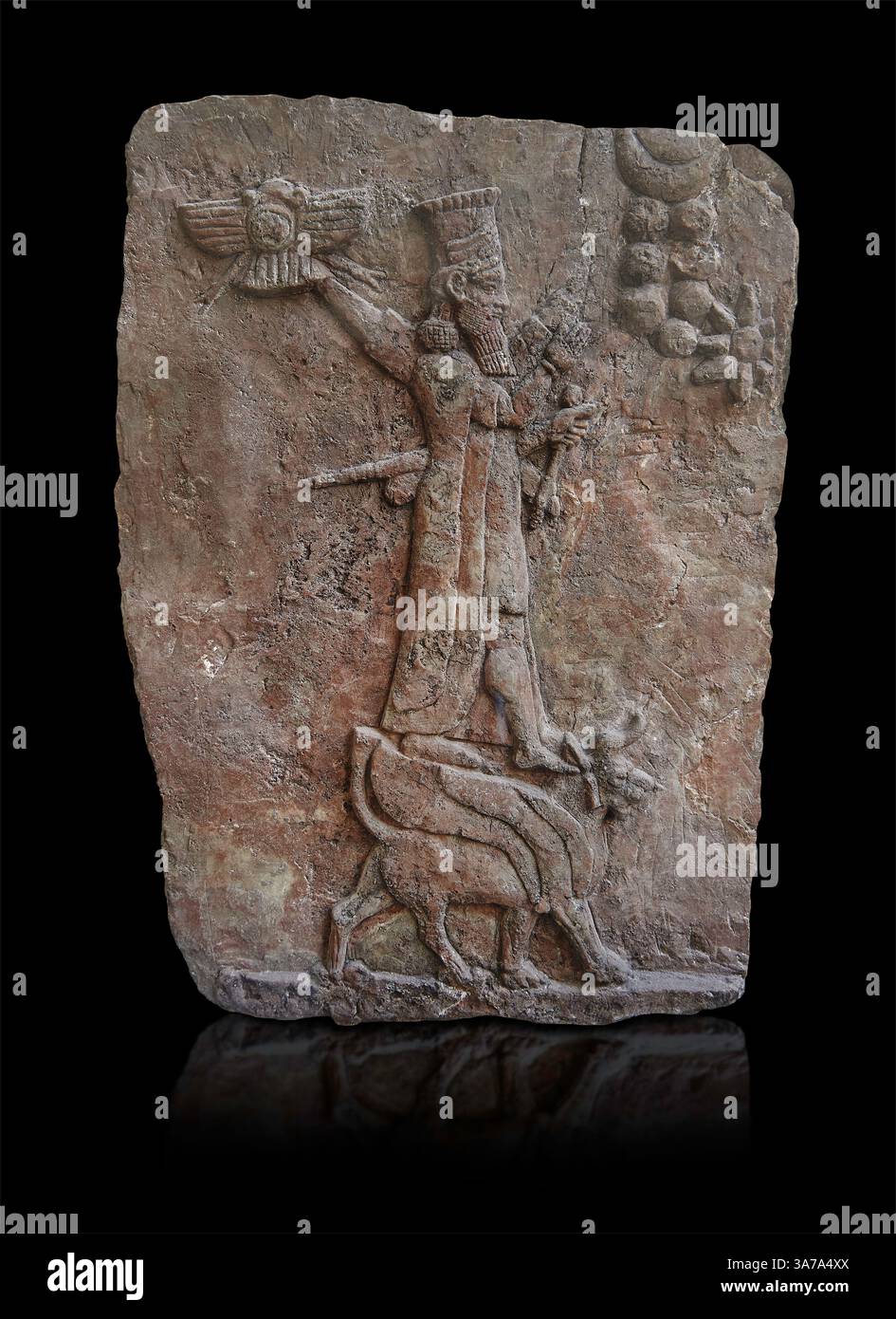 Antike neo-assyrische Gipsreliefplatte, die den assyrischen Gott Ashur darstellt. Ashur, 7. Jh. v. Chr. Pergamonmuseum Berlin. Stockfoto