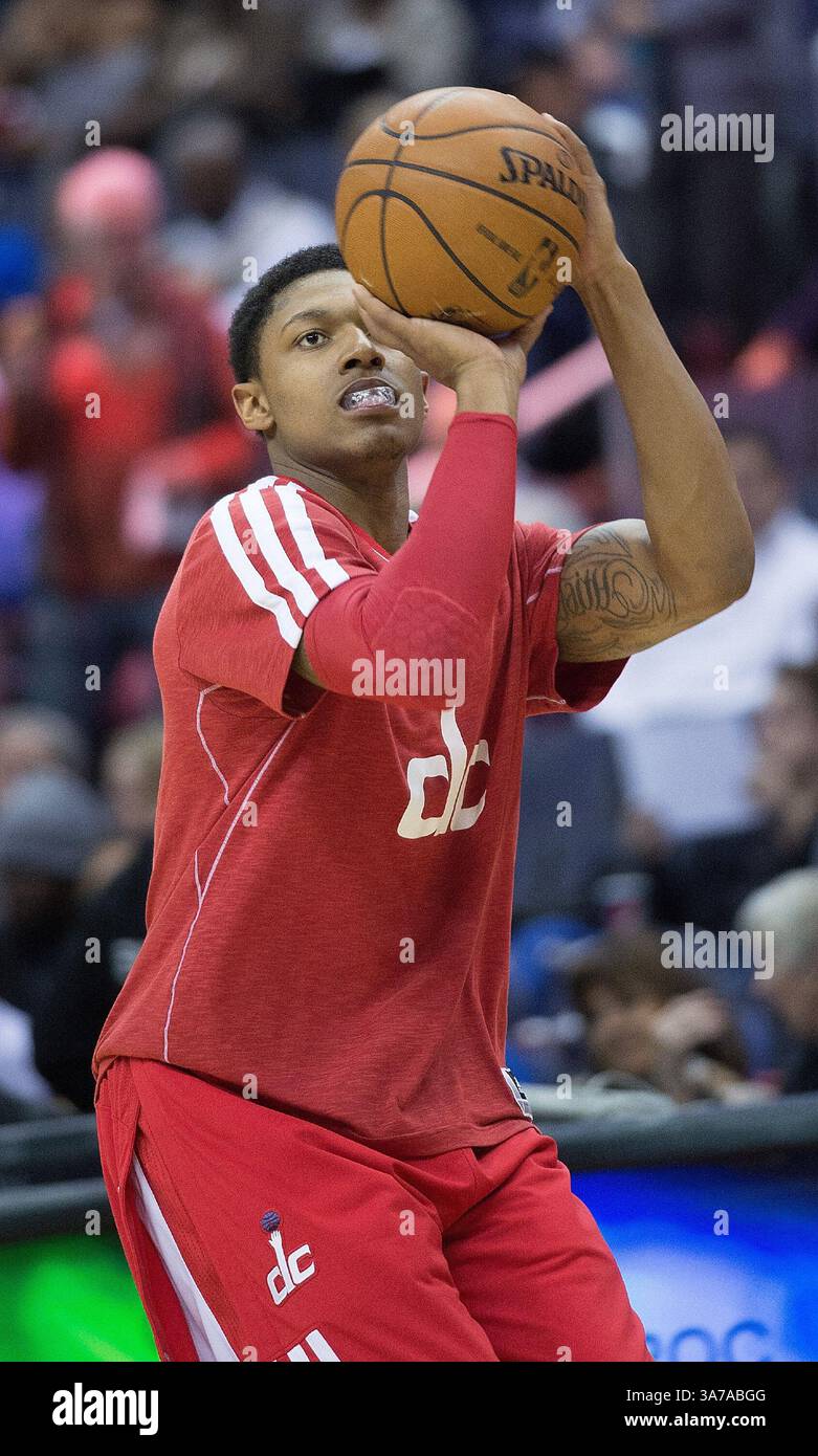 16. März 2013 – Washington, DC, USA – der Shooting Guard Bradley Beal (3) der Washington Wizards wärmt sich vor Beginn der zweiten Hälfte ihres Spiels gegen die Phoenix Suns, die am Samstag, den 16. März 2013 im Verizon Center in Washington, D.C. gespielt wurden. (Bild: © Harry E. Walker/MCT/ZUMAPRESS.com) Stockfoto