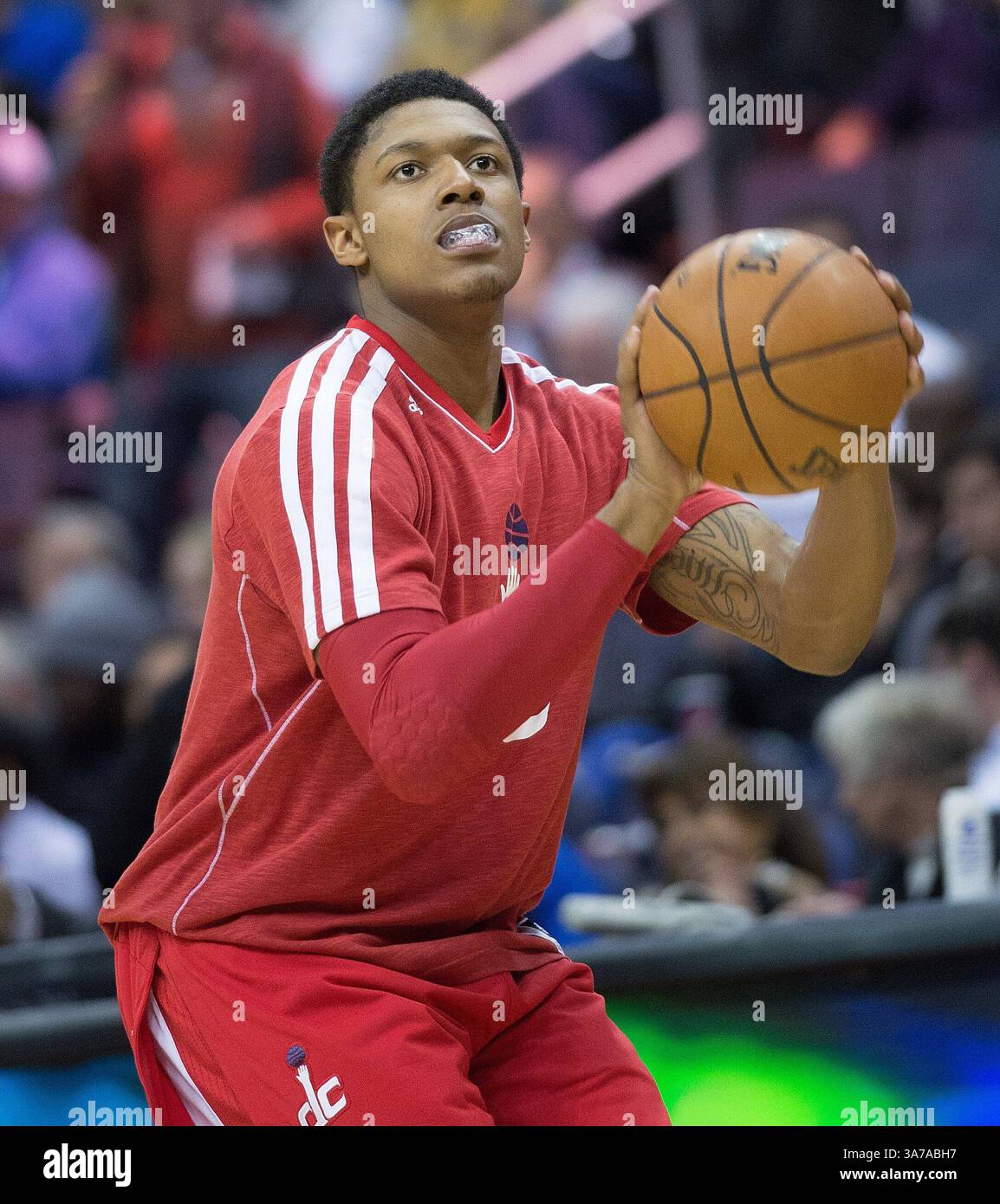 16. März 2013 – Washington, DC, USA – der Shooting Guard Bradley Beal (3) der Washington Wizards wärmt sich vor Beginn der zweiten Hälfte ihres Spiels gegen die Phoenix Suns, die am Samstag, den 16. März 2013 im Verizon Center in Washington, D.C. gespielt wurden. (Bild: © Harry E. Walker/MCT/ZUMAPRESS.com) Stockfoto