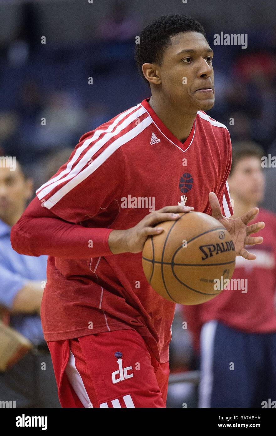 16. März 2013 – Washington, DC, USA – der Shooting Guard Bradley Beal (3) der Washington Wizards wärmt sich vor Beginn der zweiten Hälfte ihres Spiels gegen die Phoenix Suns, die am Samstag, den 16. März 2013 im Verizon Center in Washington, D.C. gespielt wurden. (Bild: © Harry E. Walker/MCT/ZUMAPRESS.com) Stockfoto