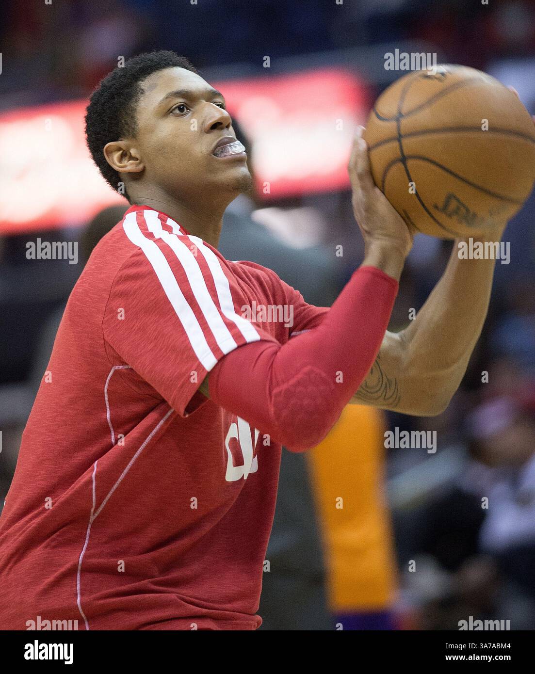 16. März 2013 – Washington, DC, USA – der Shooting Guard Bradley Beal (3) der Washington Wizards wärmt sich vor Beginn der zweiten Hälfte ihres Spiels gegen die Phoenix Suns, die am Samstag, den 16. März 2013 im Verizon Center in Washington, D.C. gespielt wurden. (Bild: © Harry E. Walker/MCT/ZUMAPRESS.com) Stockfoto