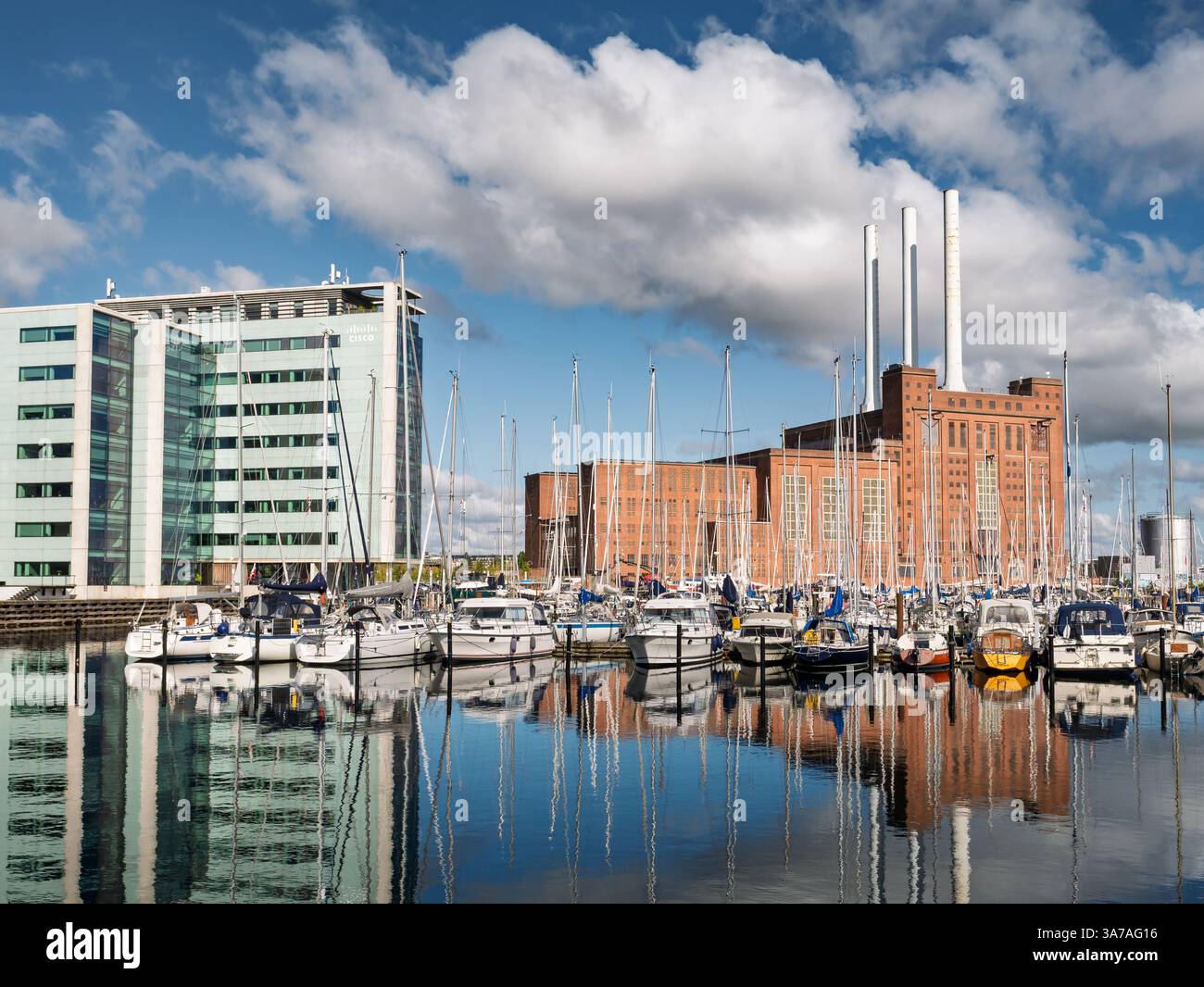 Modernes Bürogebäude und Svanemølle Fernwärmekraftwerk von Kalkbraenderihavn Marina, Nordhavn, Kopenhagen, Dänemark Stockfoto