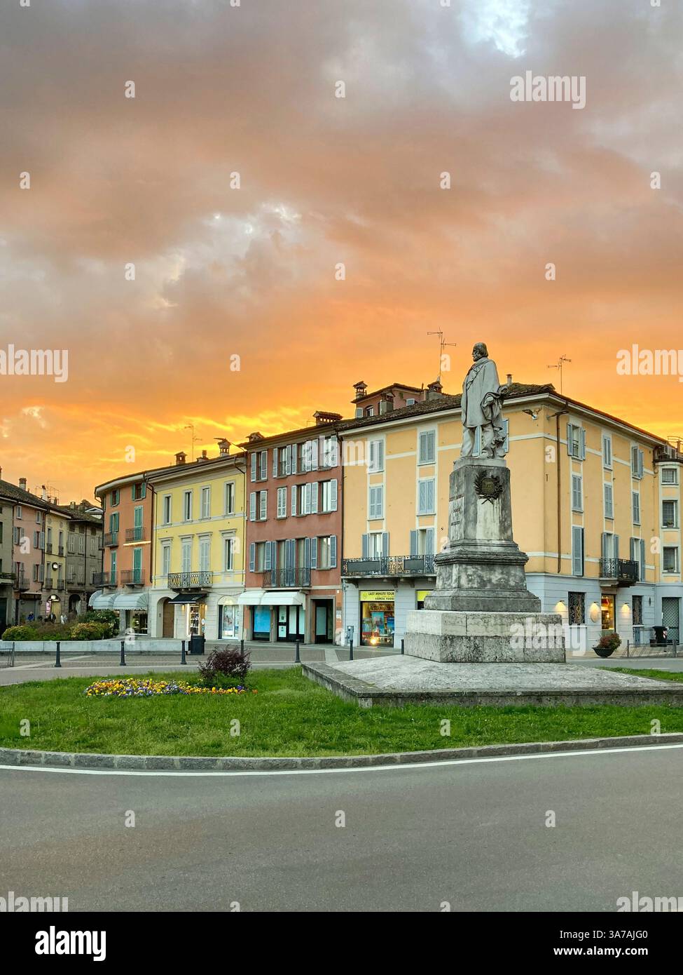 Italien, Lombardei, Crema, Giuseppe Garibaldi Platz, Monument at Sunset - Smartphone-aufgenommenes Stockfoto