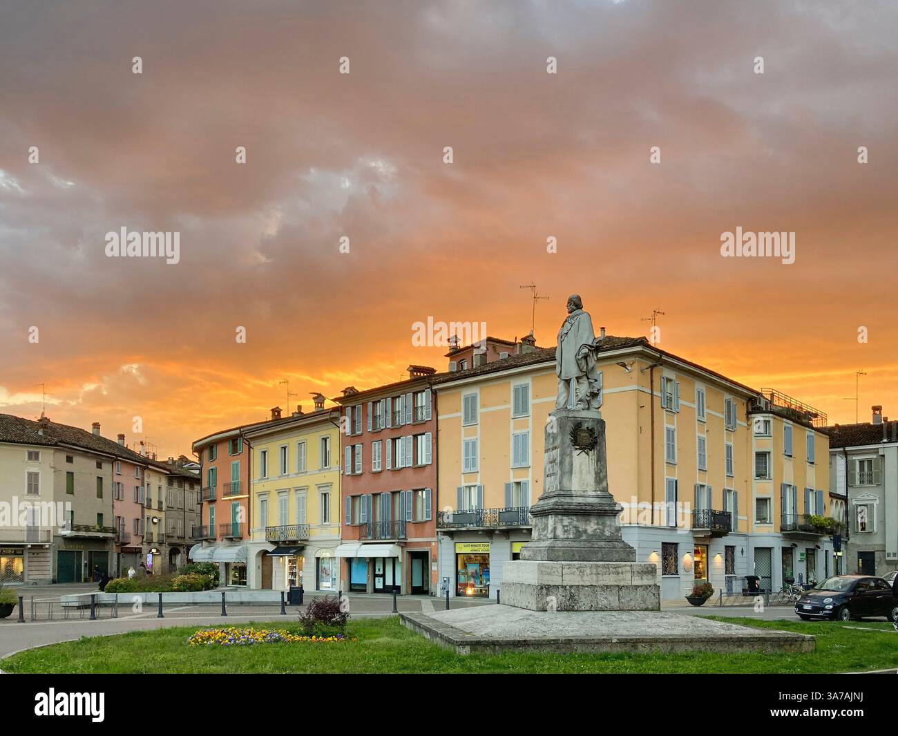 Italien, Lombardei, Crema, Giuseppe Garibaldi Platz, Monument at Sunset - Smartphone-aufgenommenes Stockfoto
