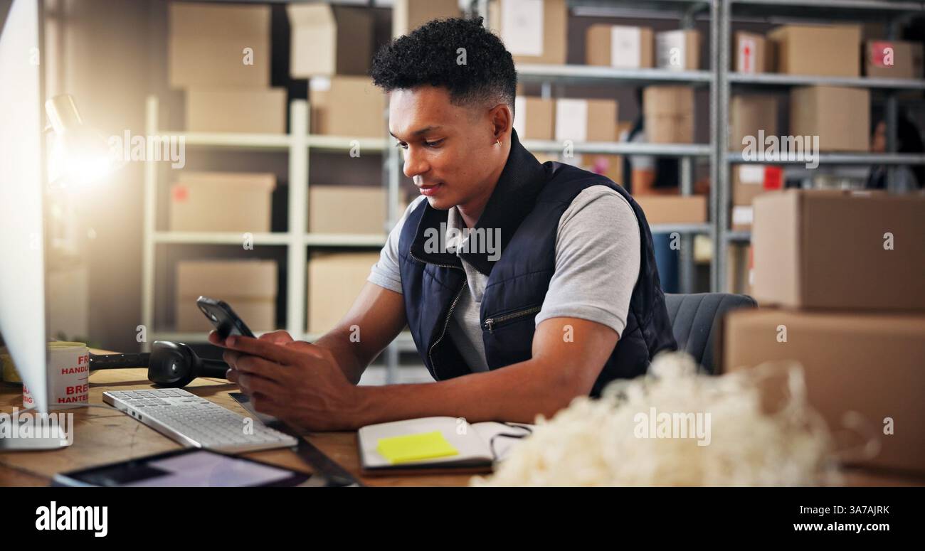 Lager, Versand und Mitarbeiter mit Telefon im Büro für Lieferung, Lieferkette und Einzelhandel. E-Commerce, Vertrieb und Person auf dem Smartphone Stockfoto