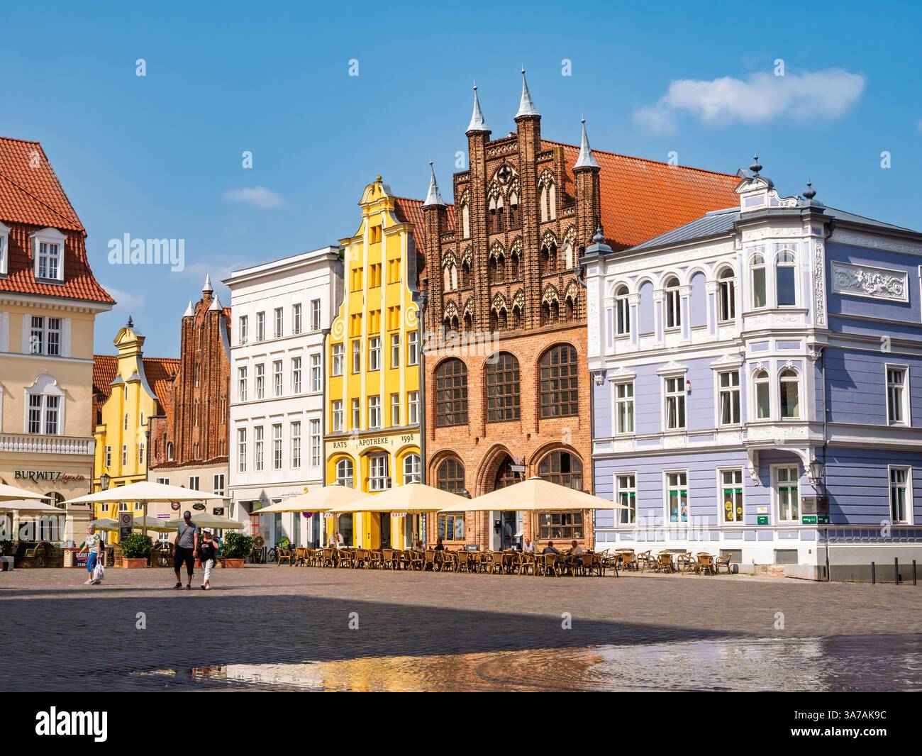 Nordseite des Alten Marktplatzes mit bunten Barock- und Backsteingotik-Bürgerhäusern in der Altstadt von Stralsund, Mecklenburg-Vorpommern, Deutschland Stockfoto