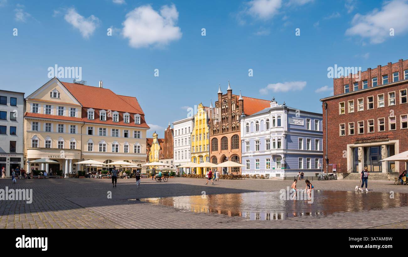 Alter Marktplatz mit bunten Barock- und Backsteingotik-Bürgerhäusern in der Altstadt von Stralsund, Mecklenburg-Vorpommern, Deutschland Stockfoto