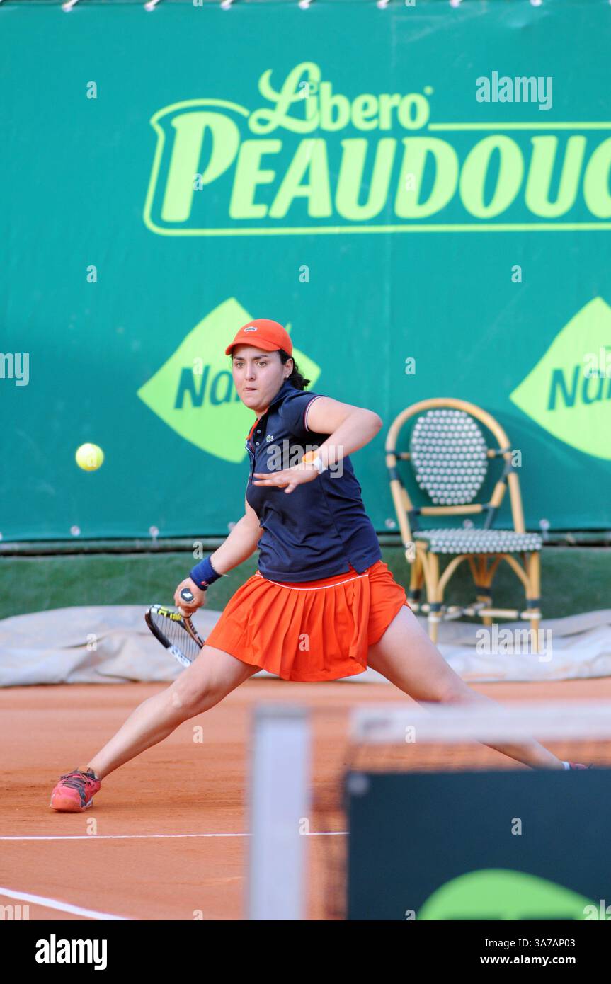 27. April 2013 - Tunis, Tunesien - Ons Jabeur (tun) im Finale des Internationalen Tennis-Turniers in Tunis. Tunesier Ons Jabeur gewann das Internationale Tennis-Turnier „Nana Trophy Tour“ mit 25.000 Dollar, indem er leicht gegen die Spanierin Sara Sorribes Tormo (Weltklassifikation 542) mit 6-3,6-2 gewann. (Bild: © Chokri Mahjoub/ZUMAPRESS.com) Stockfoto